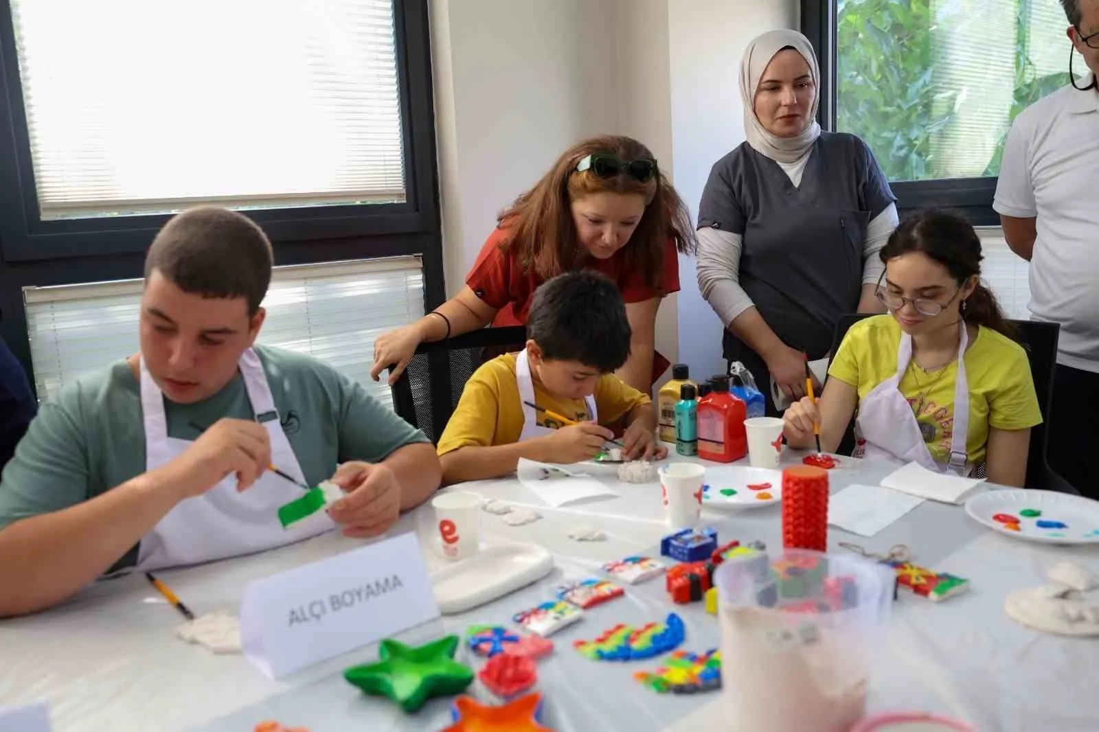 Efeler'de özel bireyler kendi dünyalarını elleriyle inşa ediyor