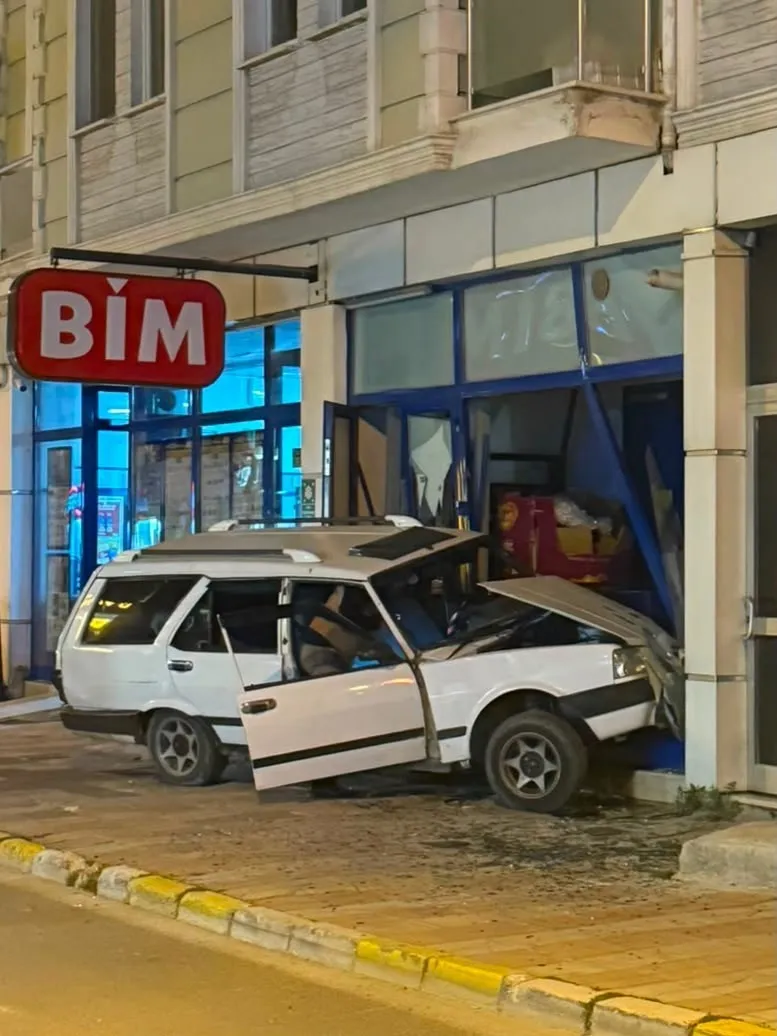 Gece Yarısı Marketin Camlarını Kıran Sürücü, Ölümcül Kazayı Göz Göre Göre Atlattı
