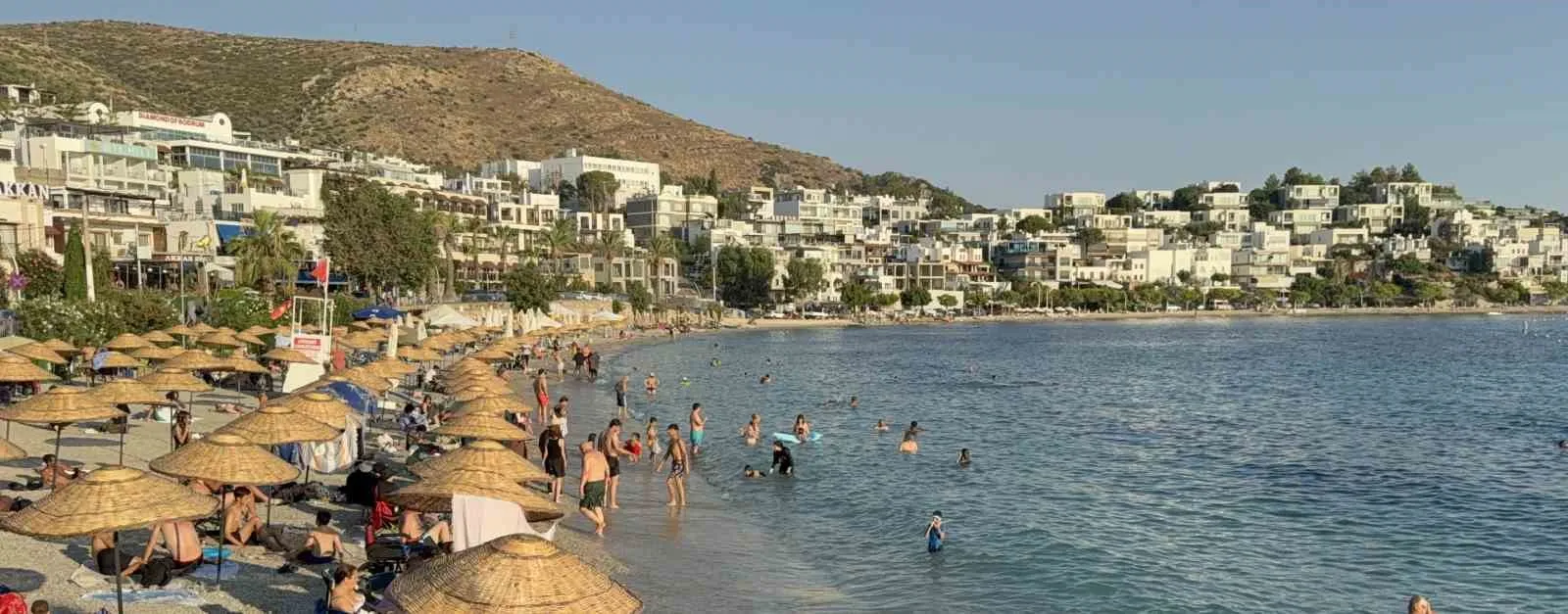 Bodrum’da kavurucu sıcak: Plajlar boşaldı, deniz doldu
