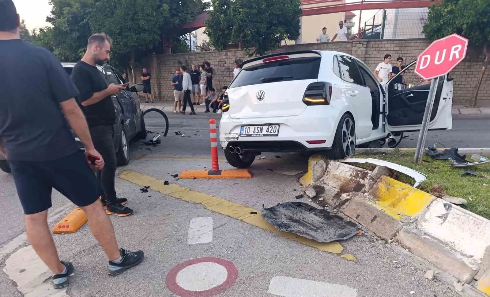 Aydın'da trafik kazası: Otomobil refüje uçtu