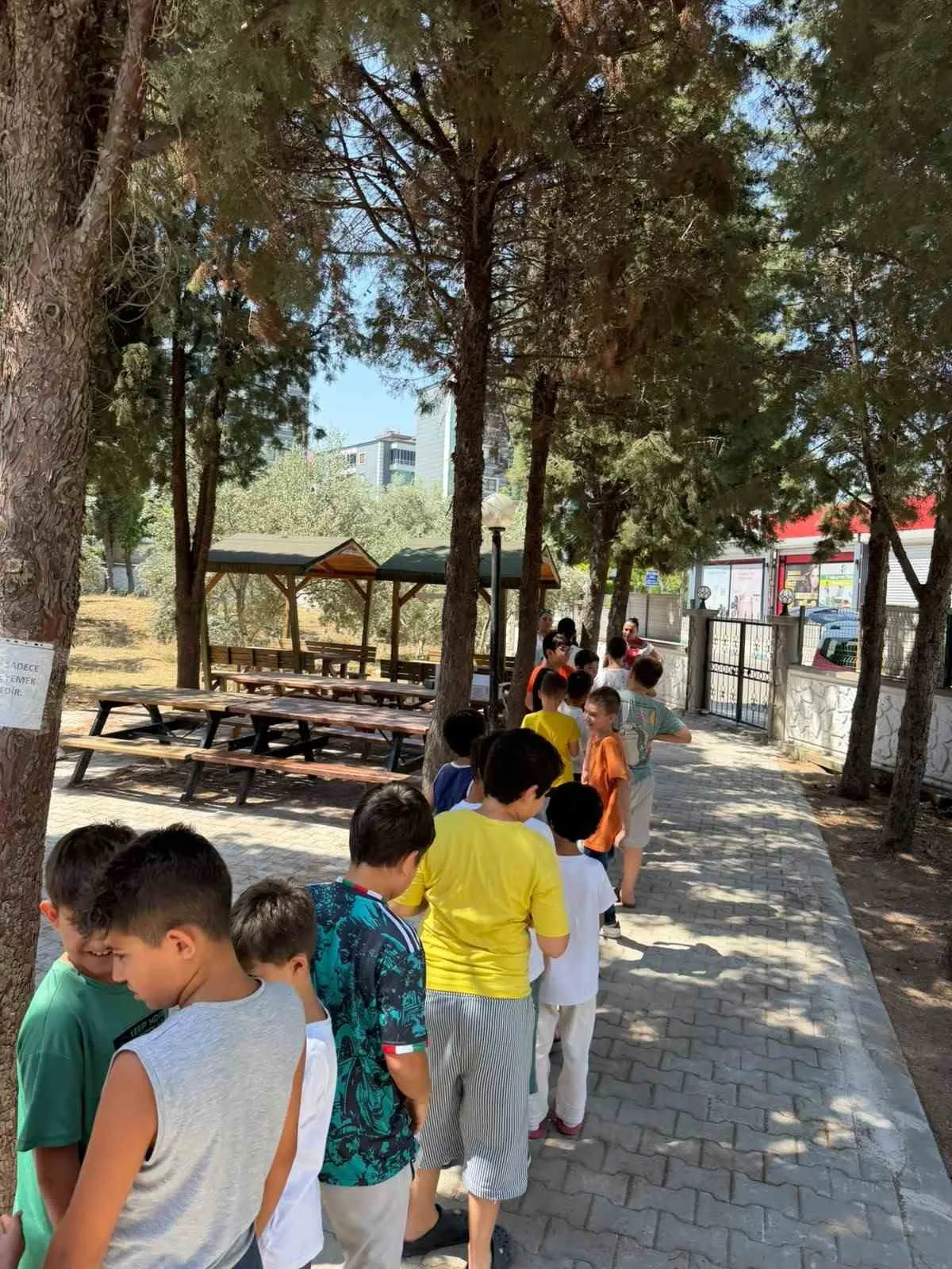 Yunusemre'de minik öğrencilere tatlı sürpriz: Başkan Balaban'dan anlamlı ziyaret