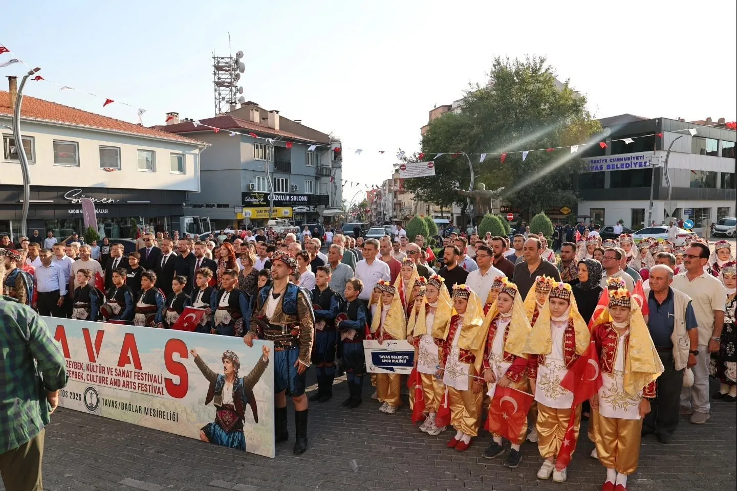 Tavas’ta zeybek rüzgarı esti: Festival coşkusu kortejle başladı