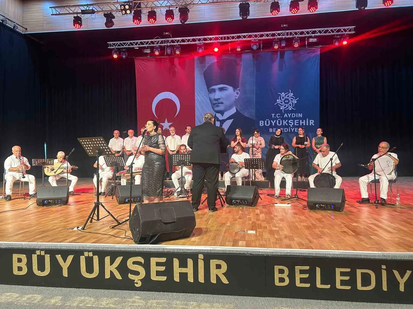 Didim’de Sahne Nostaljiye Açıldı: Türk Sanat Müziği Korosu’ndan Tam Not Alan Gece