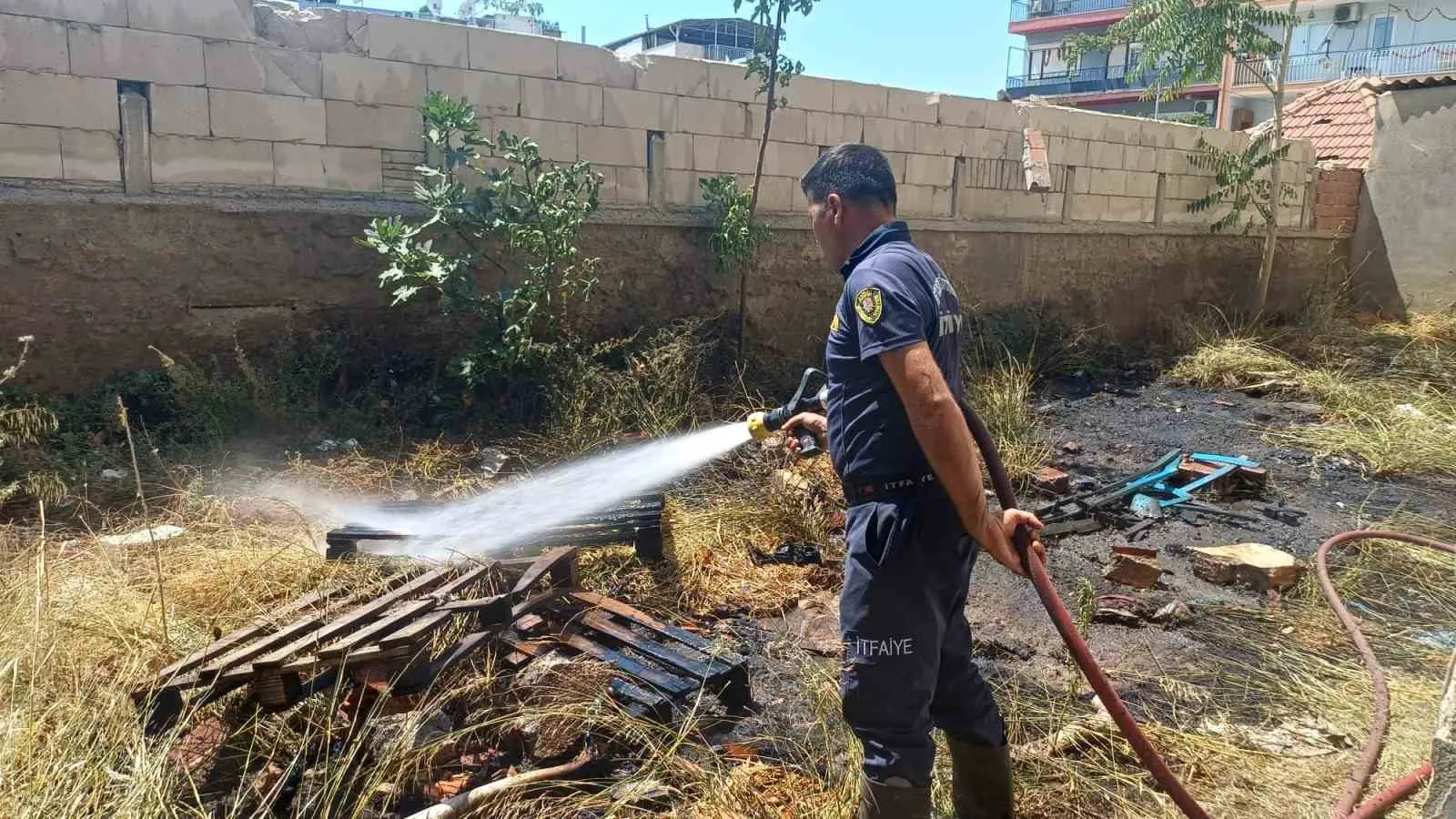 Aydın'da apartman sakinlerini korkutan yangın: İtfaiye ekipleri zamanla yarıştı