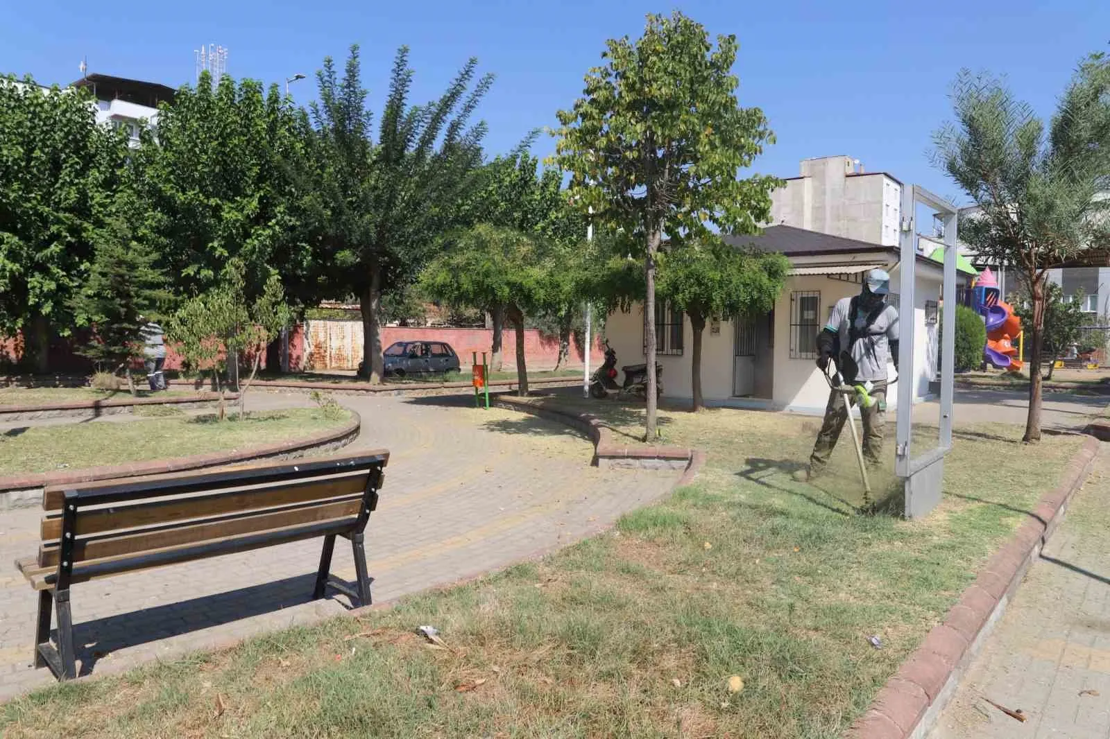 Nazilli’de mevsim geçişi mesaisi: Yeşil alanlar kışa hazırlanıyor