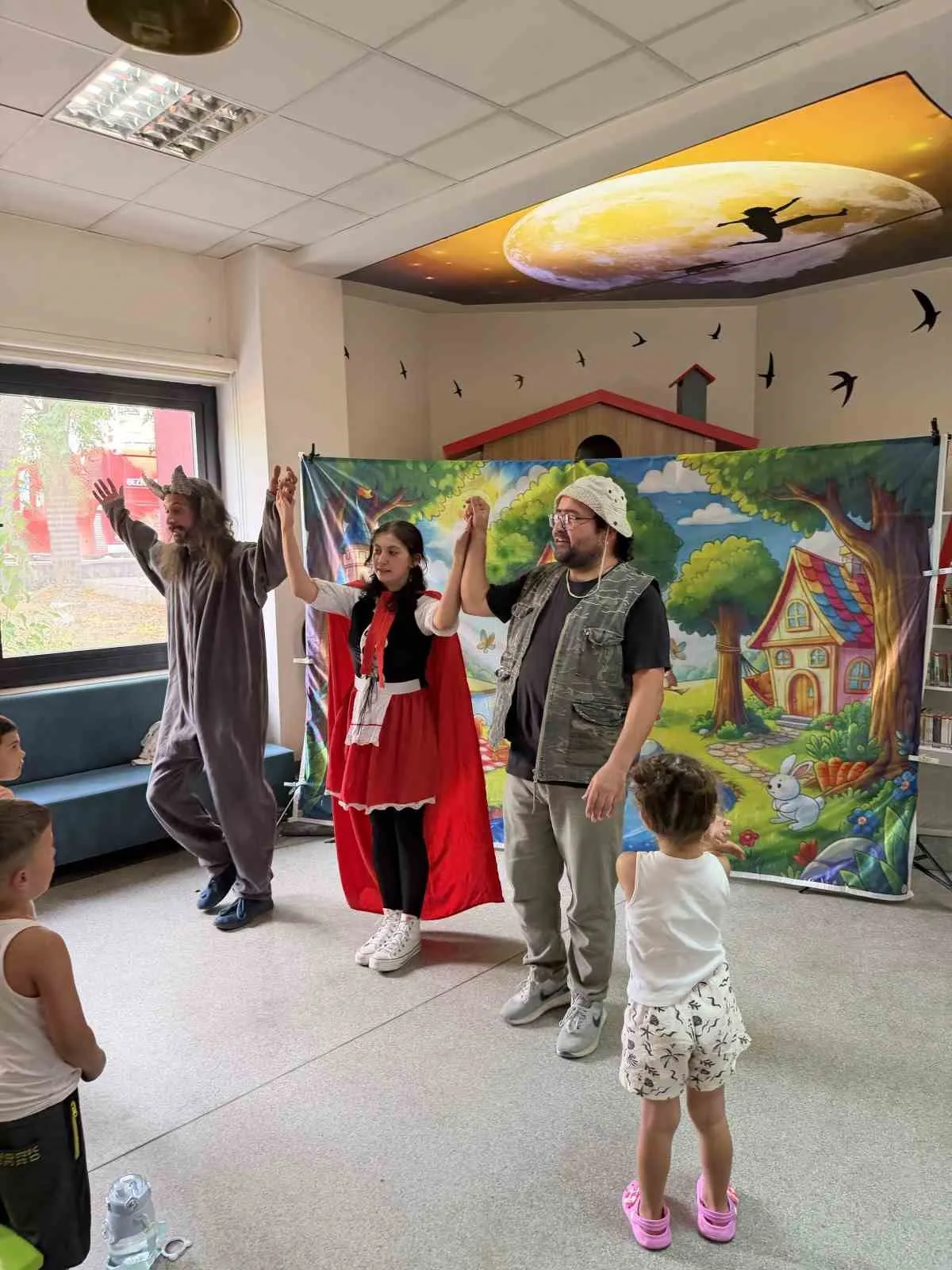 Aydın’da miniklerin masal günü: Kütüphanede tiyatro şöleni