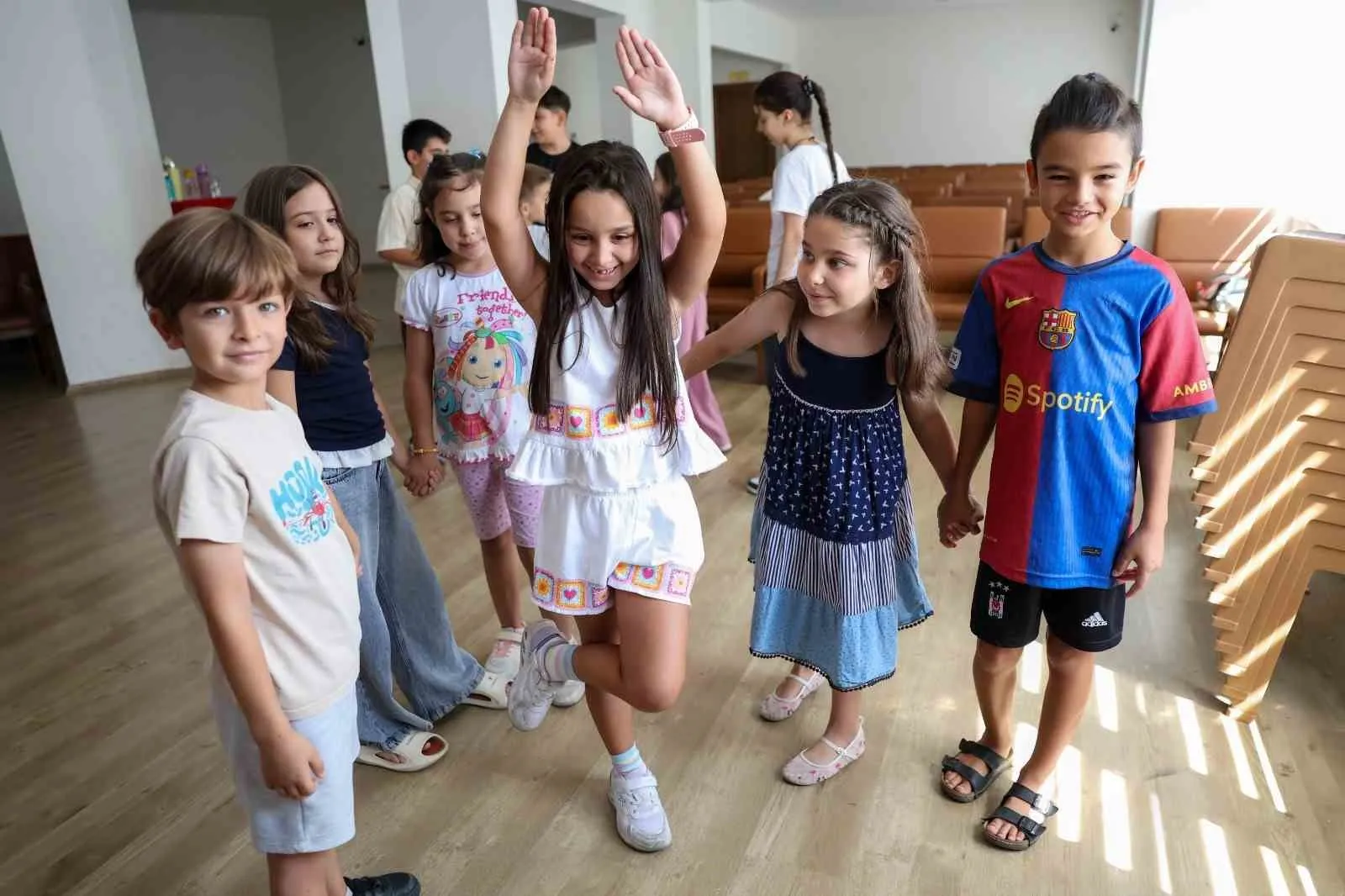 Efelerli minikler sahnede devleşiyor: Geleceğin tiyatrocuları yetişiyor