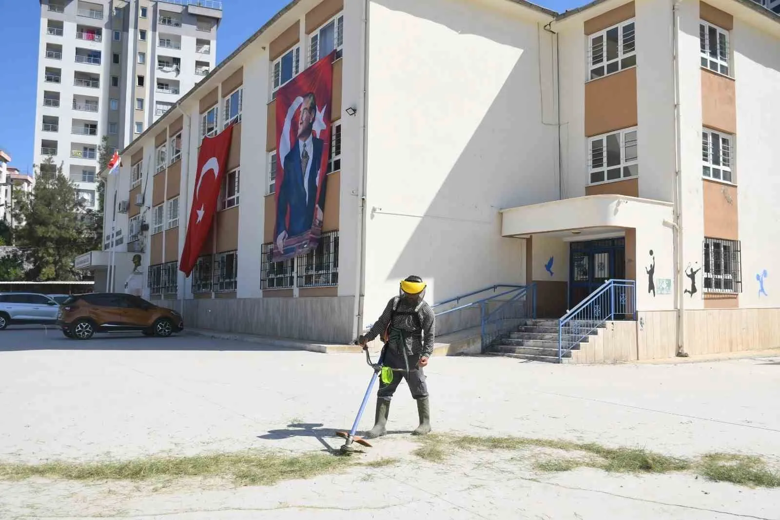 Kuşadası’nda Eğitim Seferberliği: Okul Bahçeleri Yeni Döneme Hazırlanıyor
