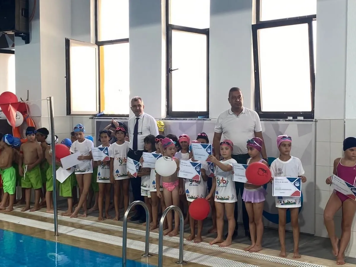 Söke’de yazın finali havuzda yapıldı: 160 genç kulaç atmayı öğrendi