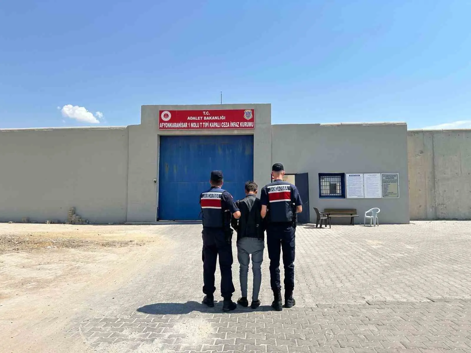 Afyonkarahisar'da Jandarma Operasyonu: 28 Firari Bir Haftada Yakalandı, 15'i Tutuklandı