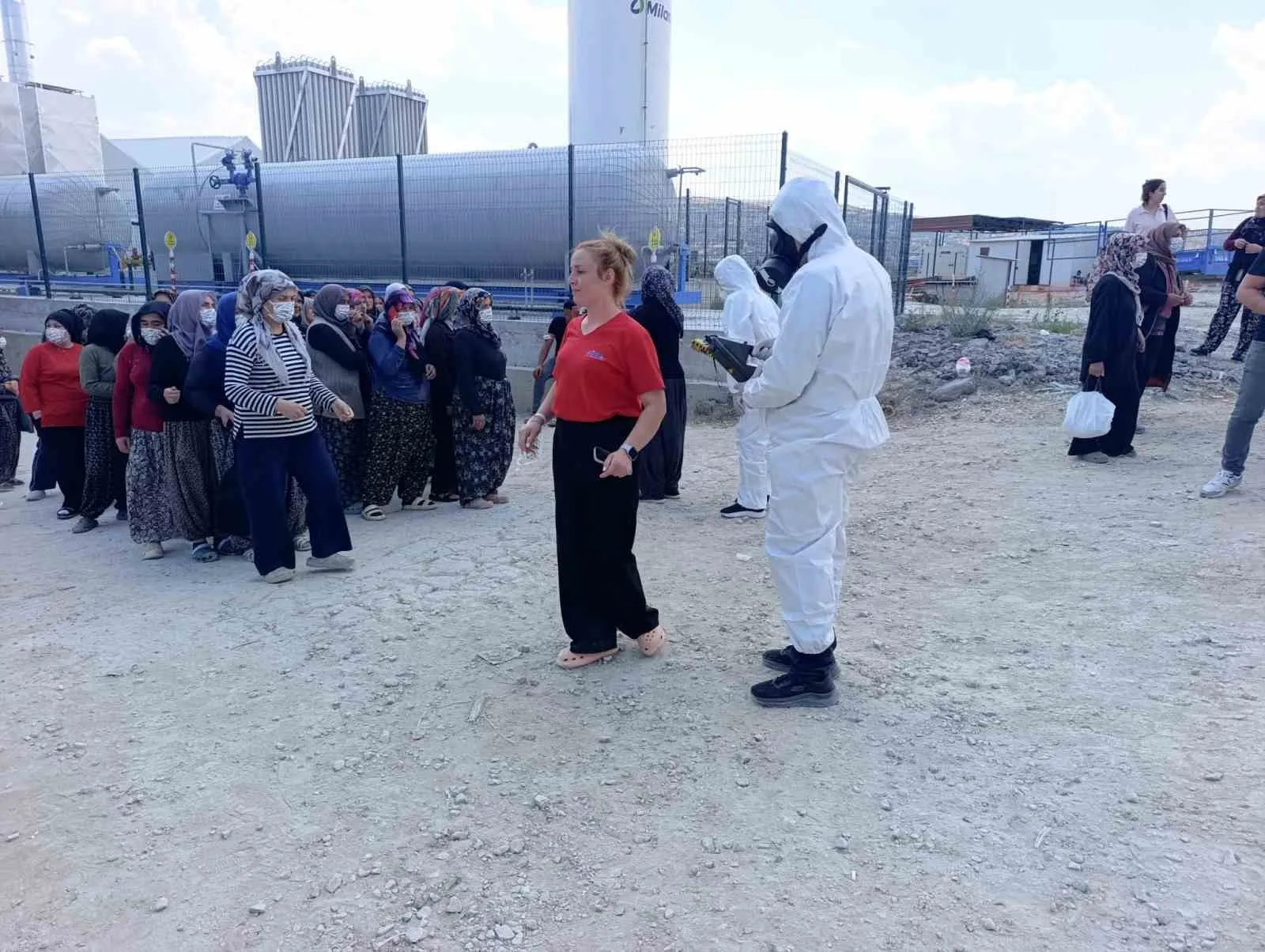 Afyonkarahisar'da korkutan sera vakası: İlaçlama sonrası 24 kişi hastanelik oldu