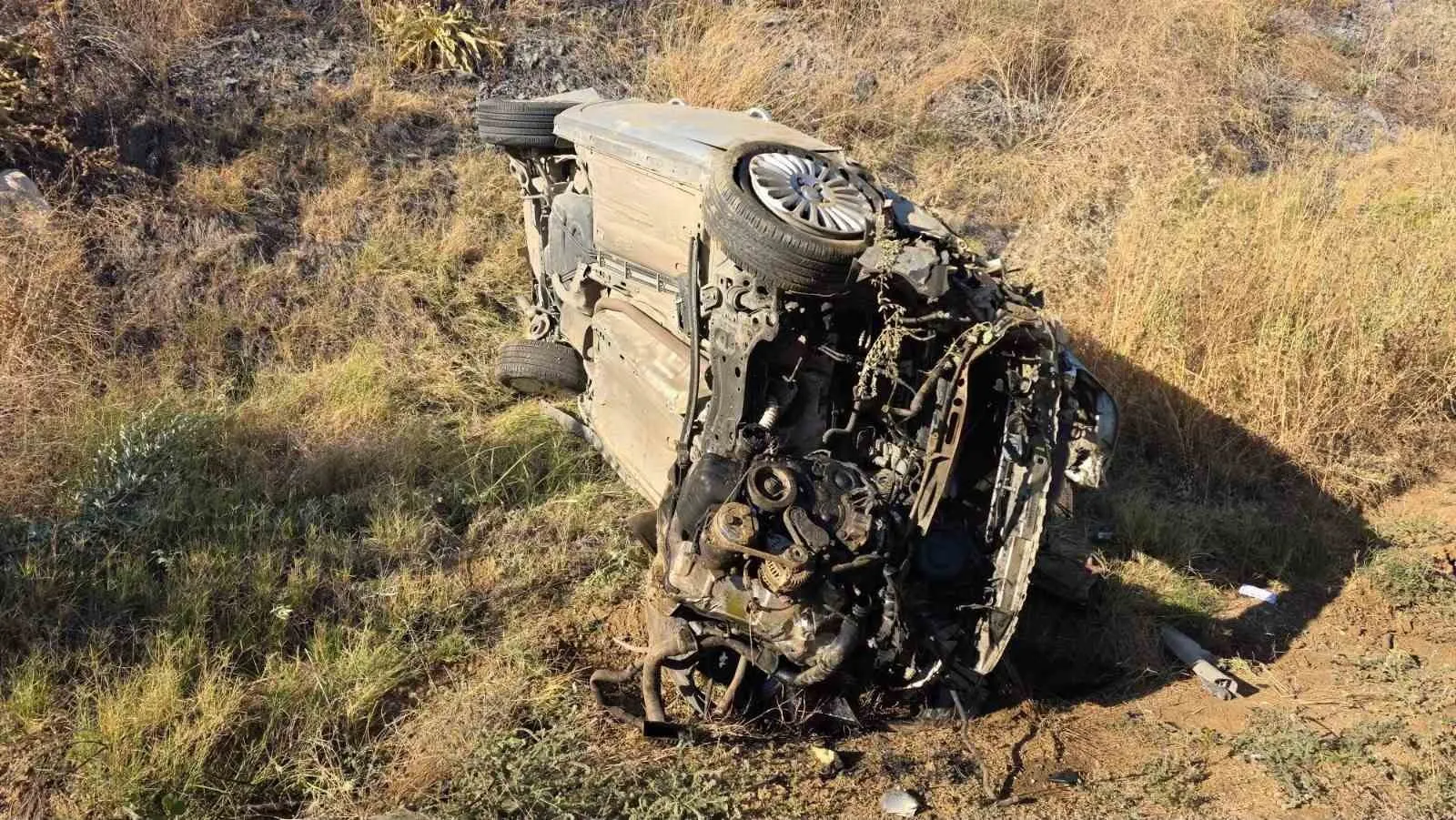 Salihli’de Direksiyon Hakimiyeti Kayboldu: Otomobil Zeytinliğe Devrildi, 2 Yaralı