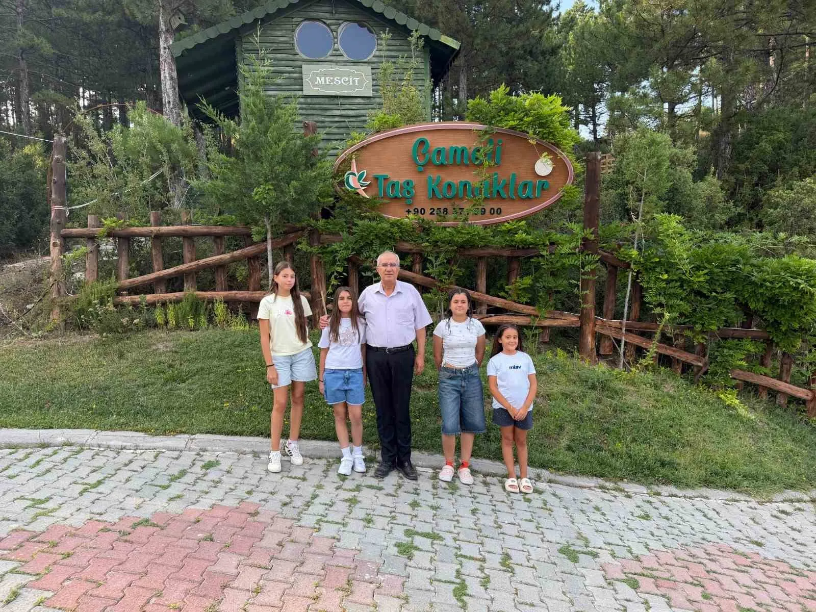 Çameli’de Anlamlı Buluşma: Minik Kalemler ve Fırçalar Ödüllendirildi