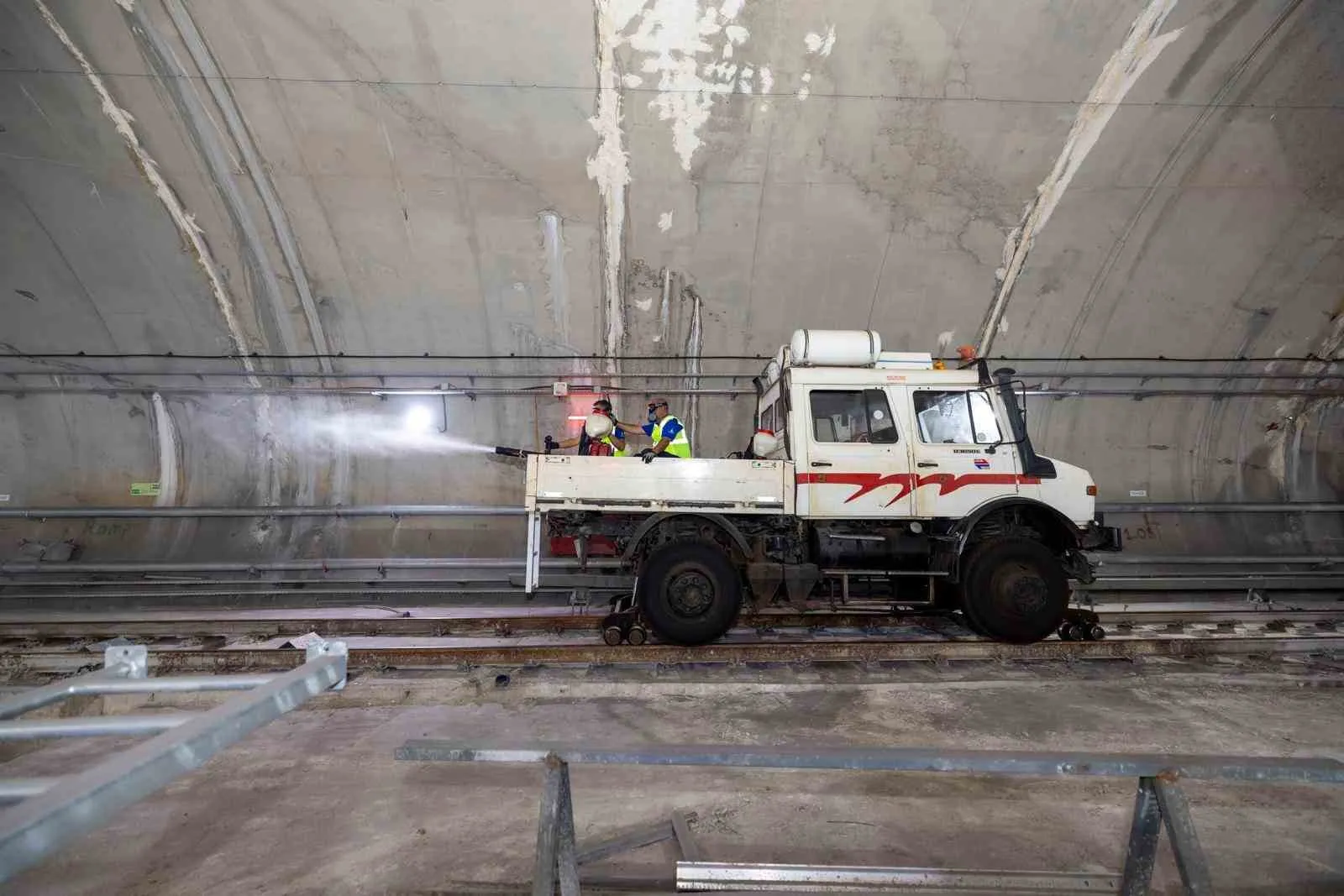 İzmir metrosunda sessiz nöbet: Gün ağarmadan hijyen operasyonu