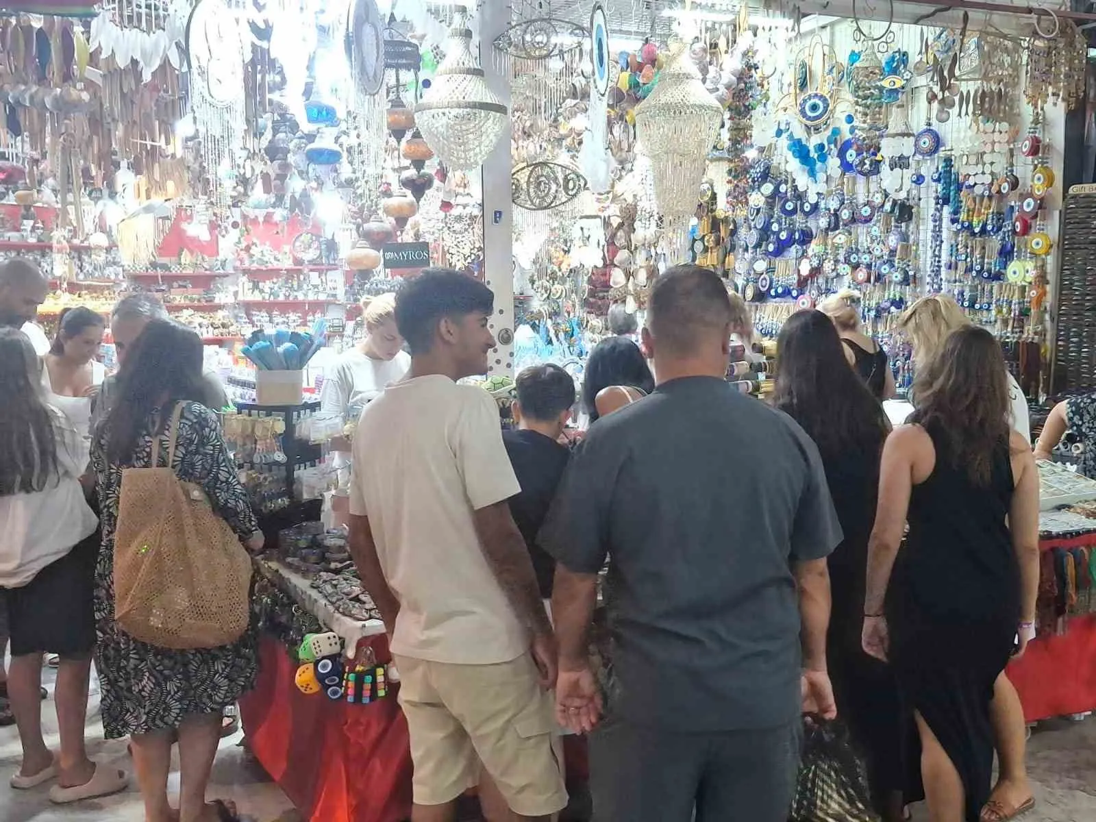 Didim'de akşam klasiği: Mavişehir'de iğne atsan yere düşmüyor