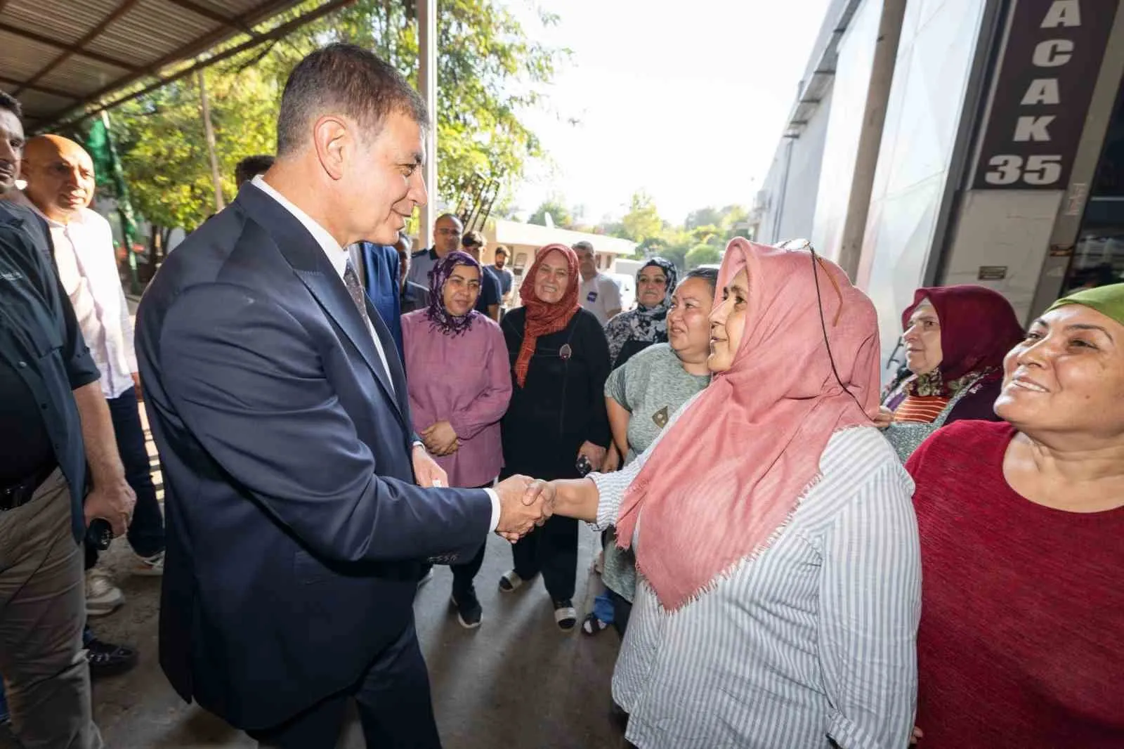 Başkan Tugay’dan hal esnafına ziyaret: "Kalıcı çözümler için buradayım"