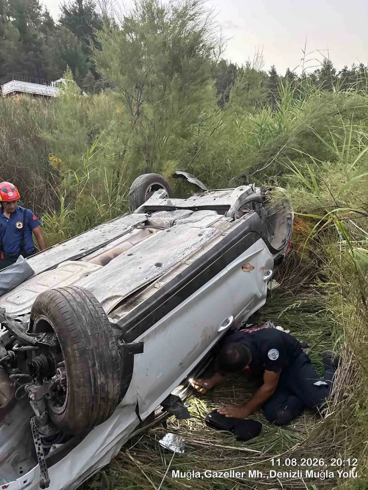 Muğla-Denizli yolunda can pazarı: Şarampole devrilen araçta 4 kişi yaralandı