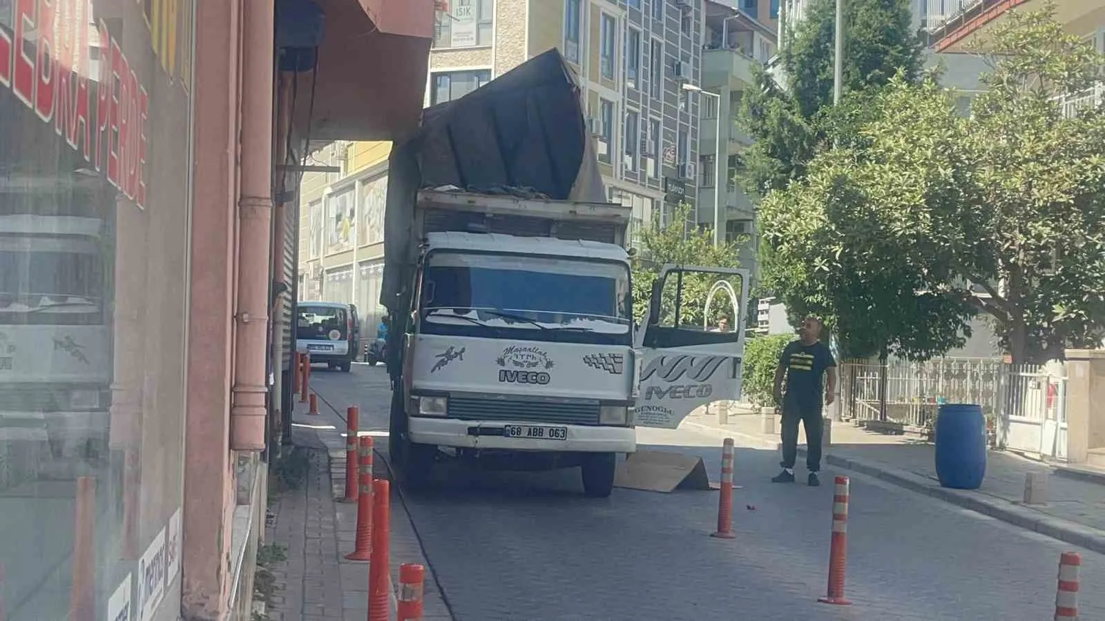 Sürücünün Manevra Şansı Kalmadı: Kamyonet Kasası Balkona Takıldı