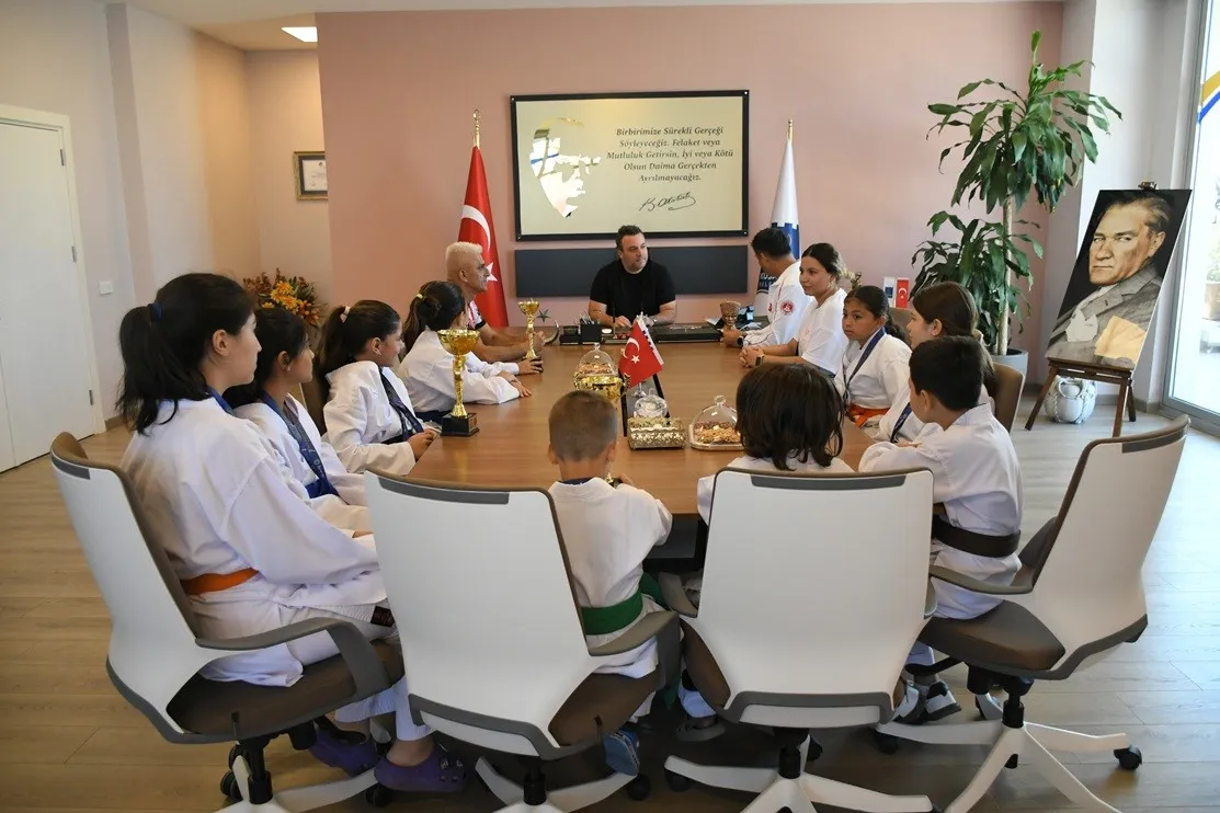 Kuşadalı Karateciler Bursa’da Kürsüyü Sildi: 11 Bireysel, 3 Takım Madalyası