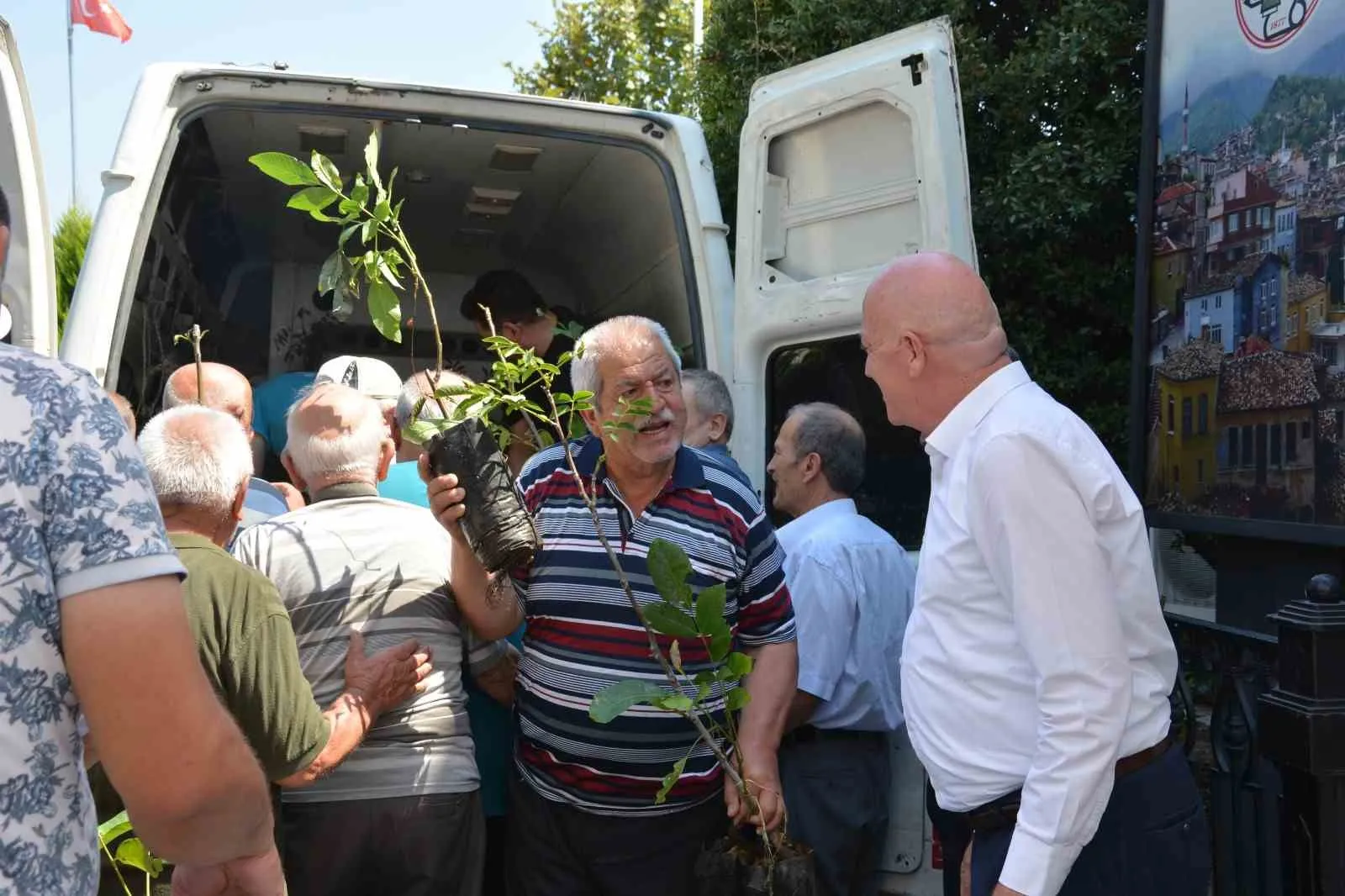 Babadağ'da toprak berekete kavuşuyor: Belediyeden üreticiye dev fidan desteği