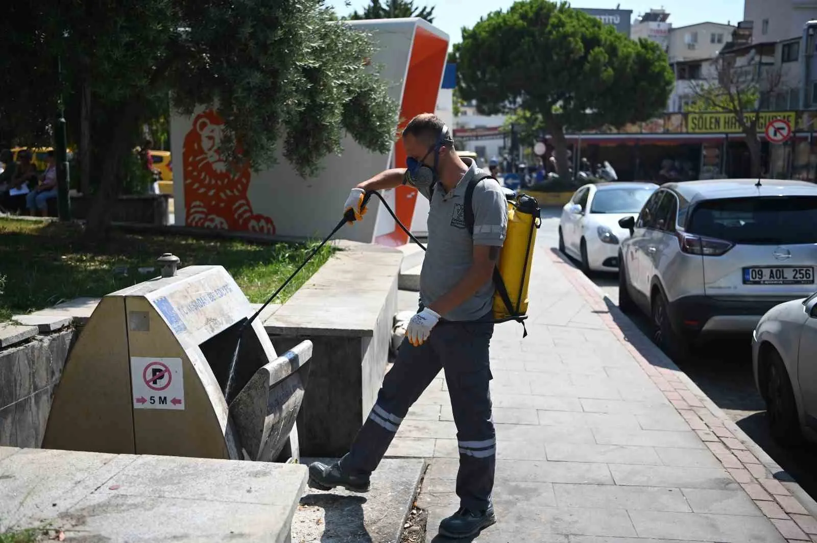 Kuşadası’nda yaz mesaisi: Haşerelere karşı 7/24 koruma kalkanı