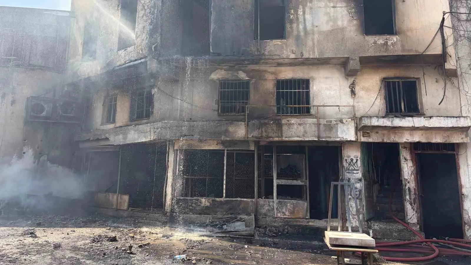 Buca’da korkutan yangın: Alevler deponun dışına taştı