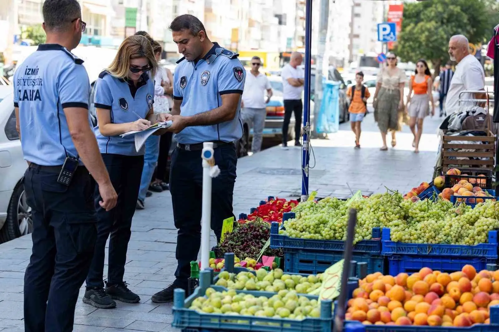 İzmir'de yaya yolu seferberliği: Kaldırımlar asli sahiplerine bırakılıyor