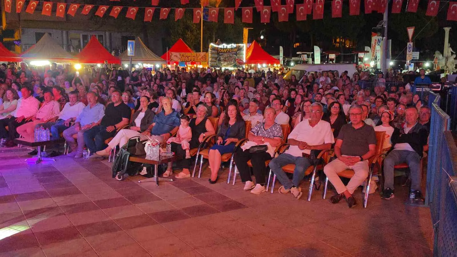 Zafer Bayramı Coşkusu Afrodisias'ta Zara ile Doruk Noktasına Ulaştı