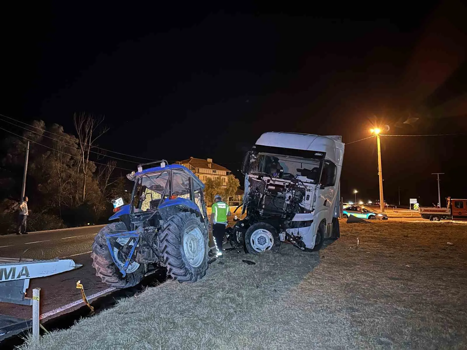 Uşak’ta kara yolunda can pazarı: Çarpışmanın şiddetiyle traktör parçalandı