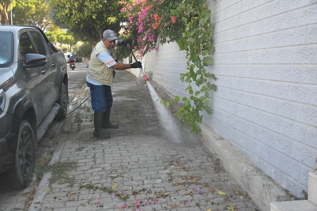 Turizm merkezinde hijyen alarmı: Ekipler sokak sokak temizliyor