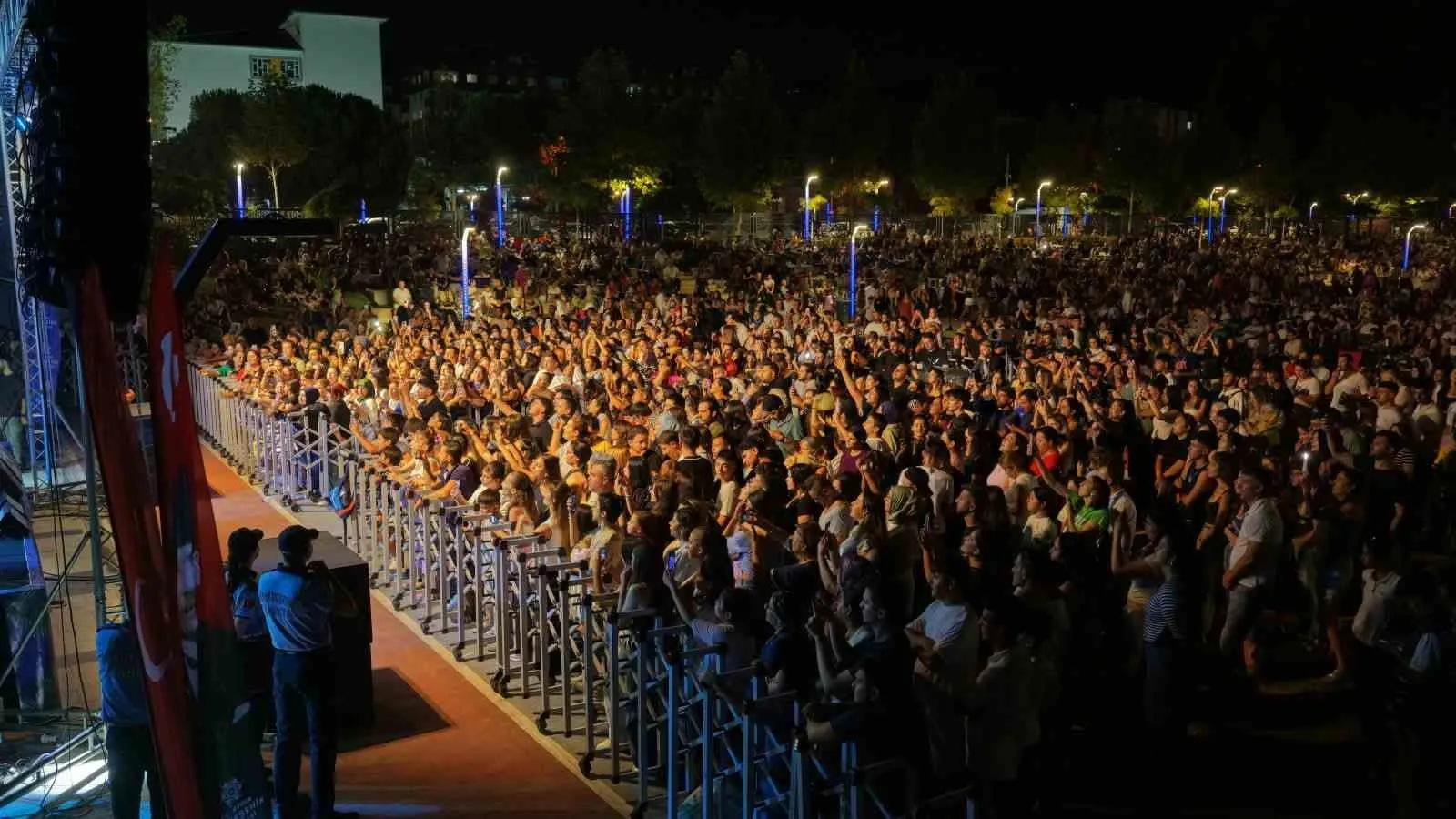 Aydın’da Yaz Akşamına Damga Vuran Buluşma: Bilal Sonses’ten Mimar Sinan Parkı’nda Unutulmaz Konser
