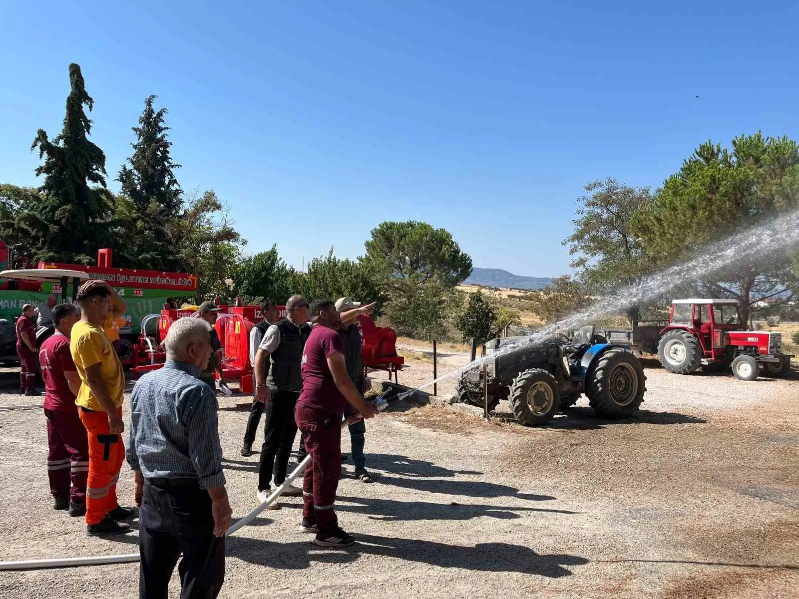 Demirci’de yangına ilk müdahale güçleniyor: Kooperatiflere 3 tonluk tanker teslimi
