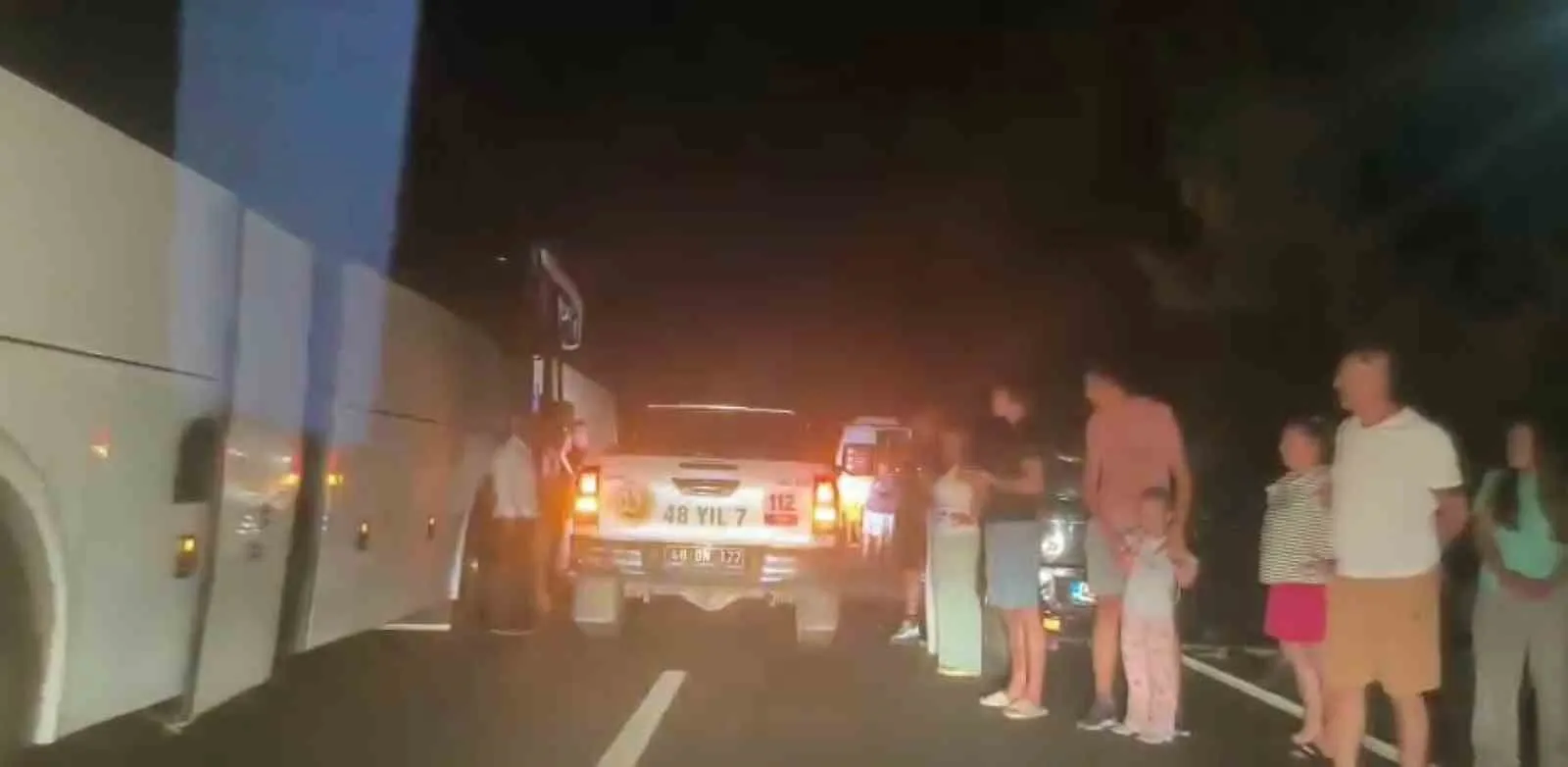 Köyceğiz'de Tanker Alevleri Ormanı Tehdit Etti: Yol 10 Kilometre Boyunca Kilitlendi