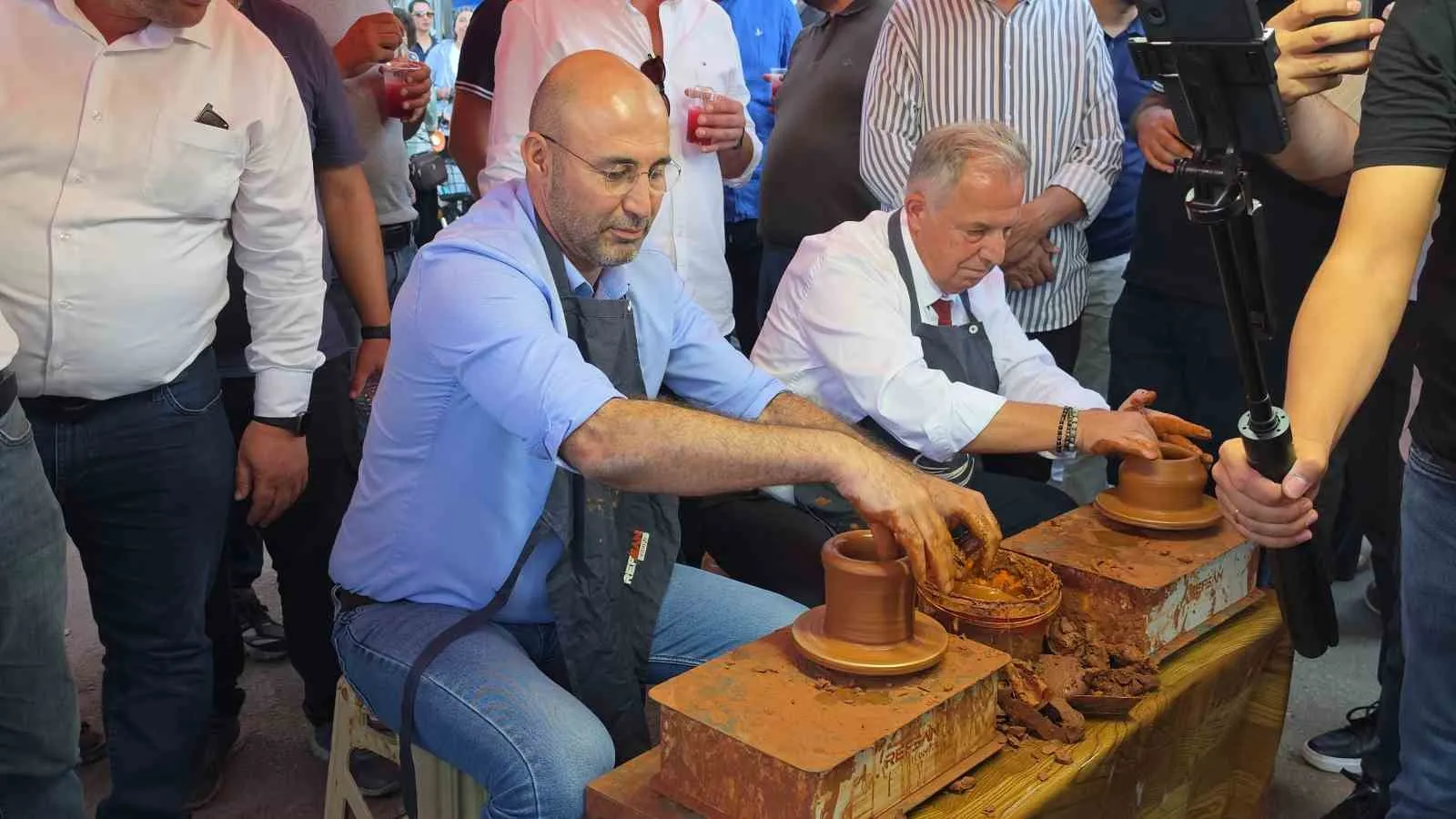 Karacasu'da Protokol Çamuru Elledi, Torna Başında Ustalara Taş Çıkardı