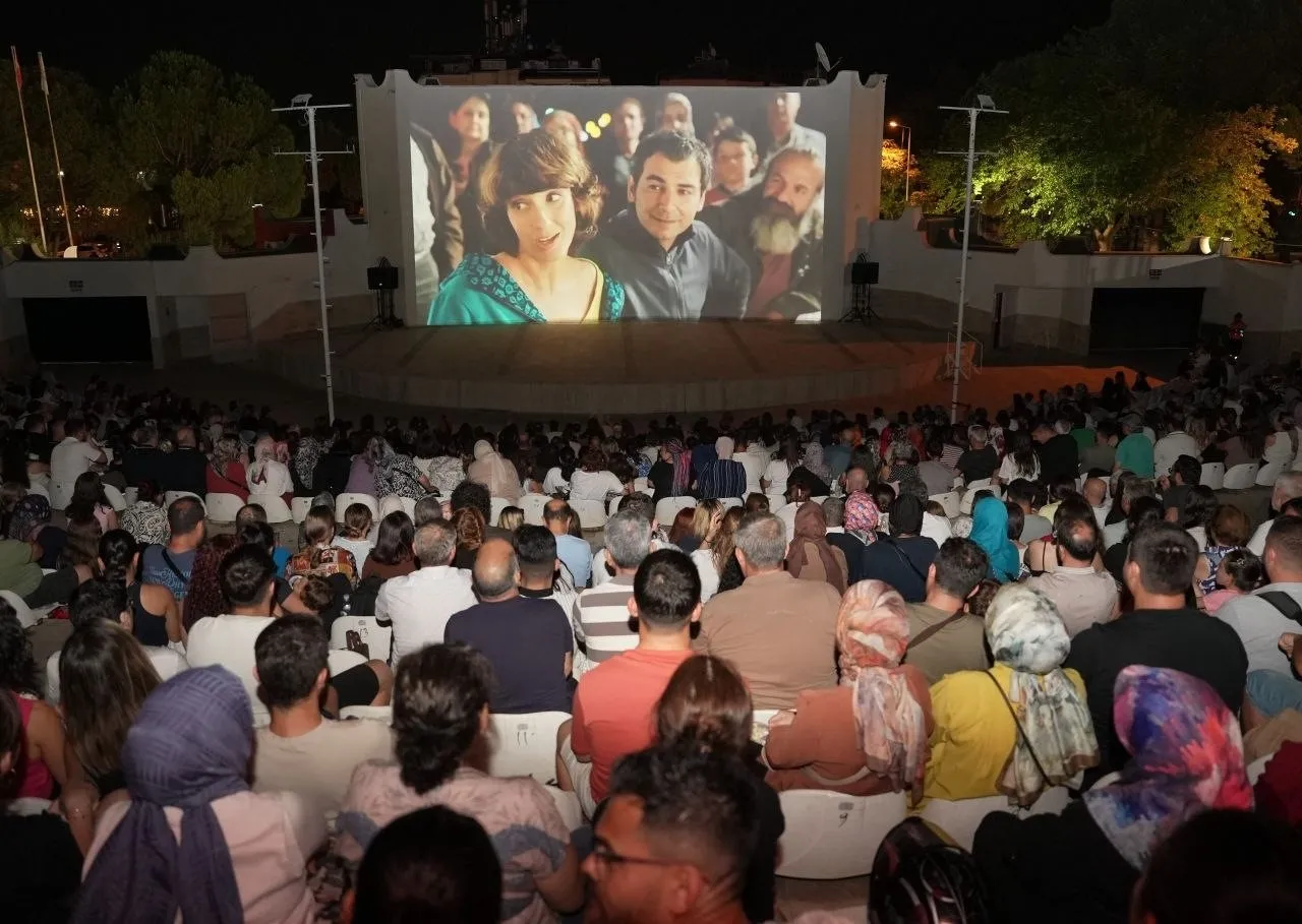 Denizli’de nostalji rüzgarı: Yeşilçam ve günümüz komedisi aynı sahnede buluşuyor