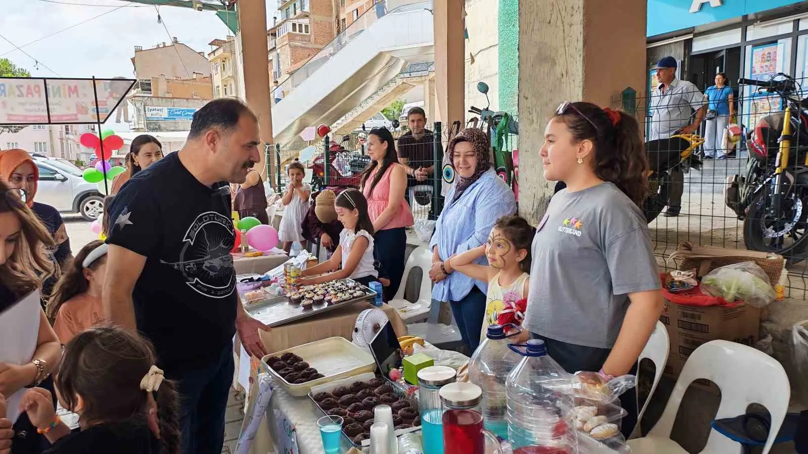 Demirci’de minik esnaflar tezgah başında: Çocuklar kendi pazarlarını kurdu