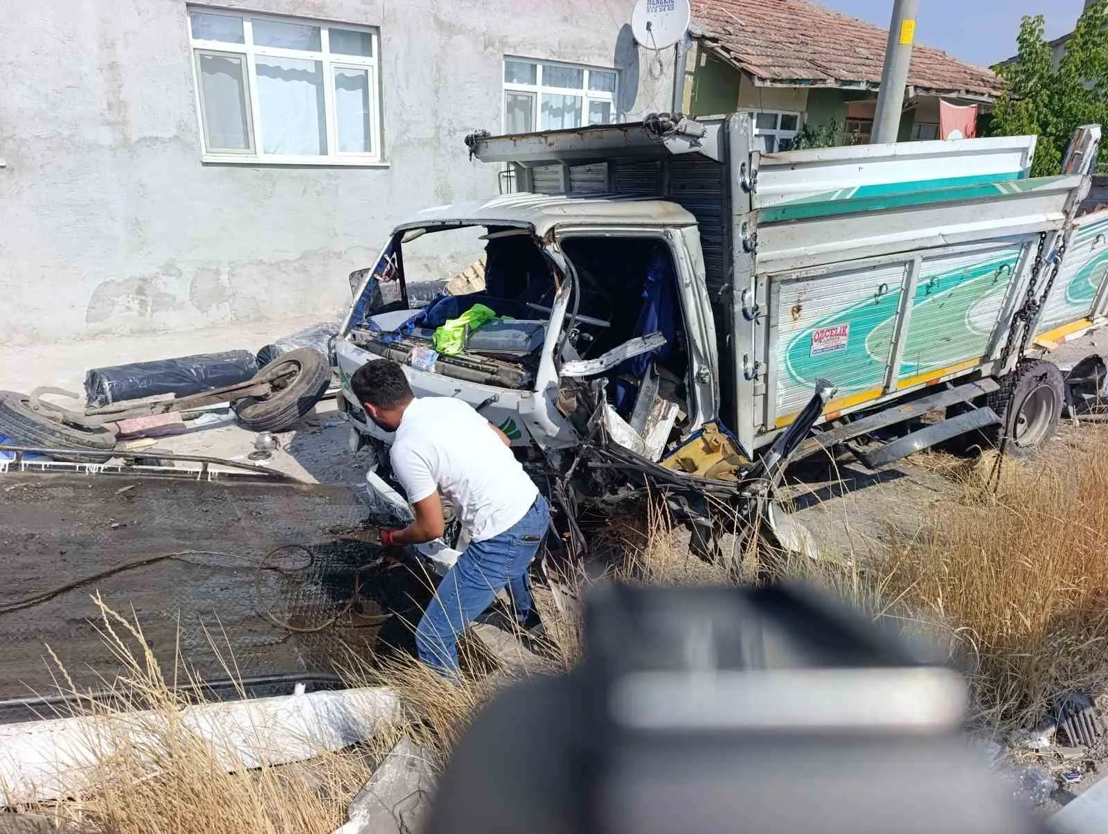 Afyonkarahisar yolunda acı bilanço: Otobüs ve kamyonet çarpıştı