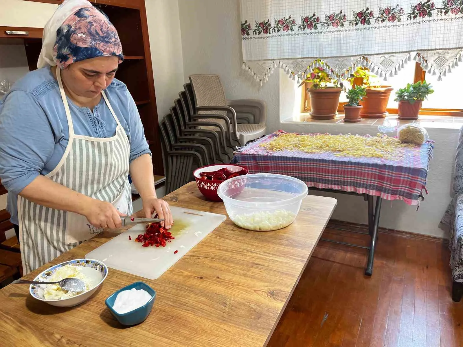 Buldan’da Kış Hazırlığı Mesaisi: Doğal Tarhana ve Erişte, Bez Keselerde Saklanıyor