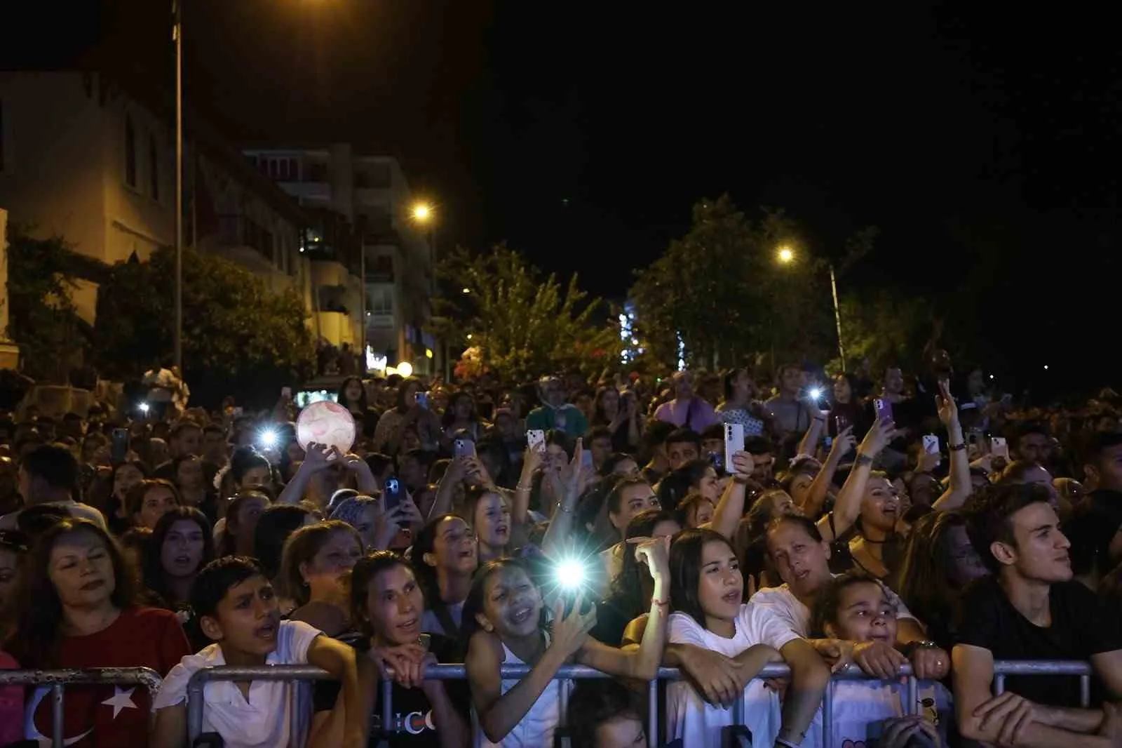 Nazilli semalarında Bilal Sonses rüzgarı: İstasyon Meydanı hınca hınç doldu