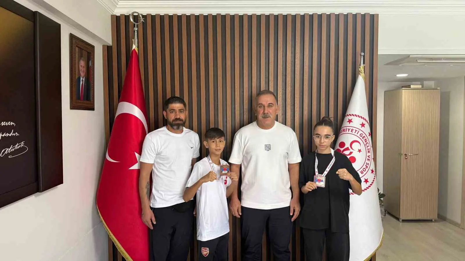 Aydınlı eldivenlerden büyük zafer: Ringde fırtına gibi estiler