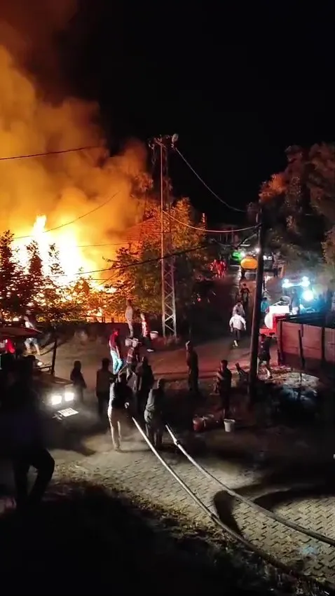 Denizli'de geceyi aydınlatan kabus: Baba ve oğlunun evi alevlere teslim oldu