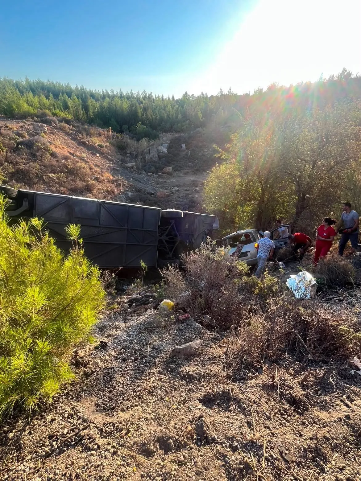 Menderes'te Feci Kaza: İki Araç Şarampole Uçtu, 2 Can Kaybı