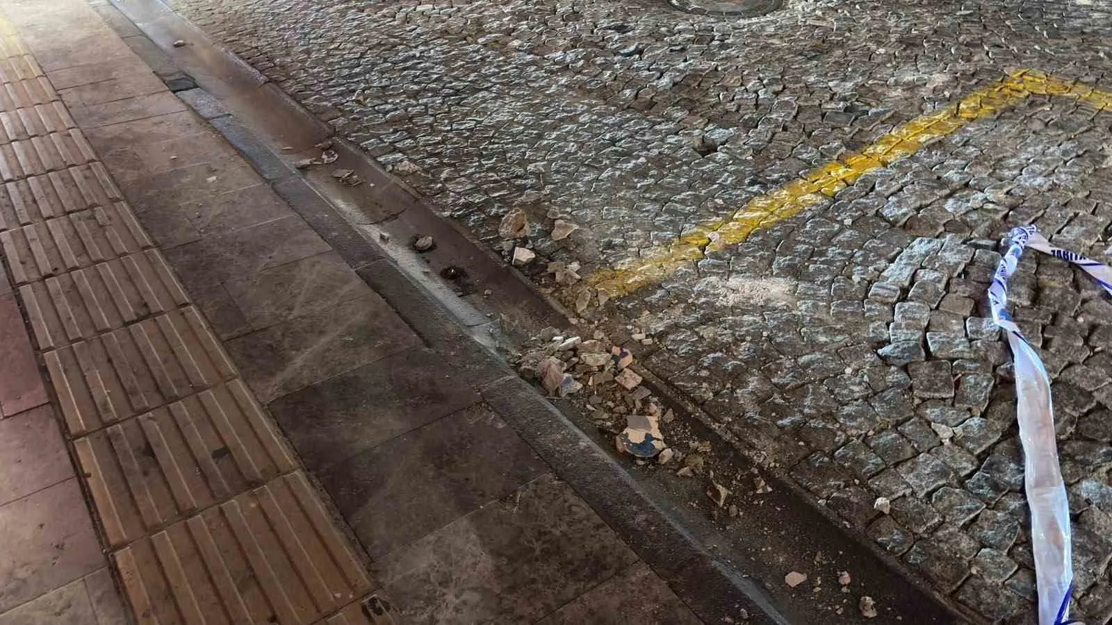 Aydın'da korku dolu anlar: Yürürken üzerine beton yağdı