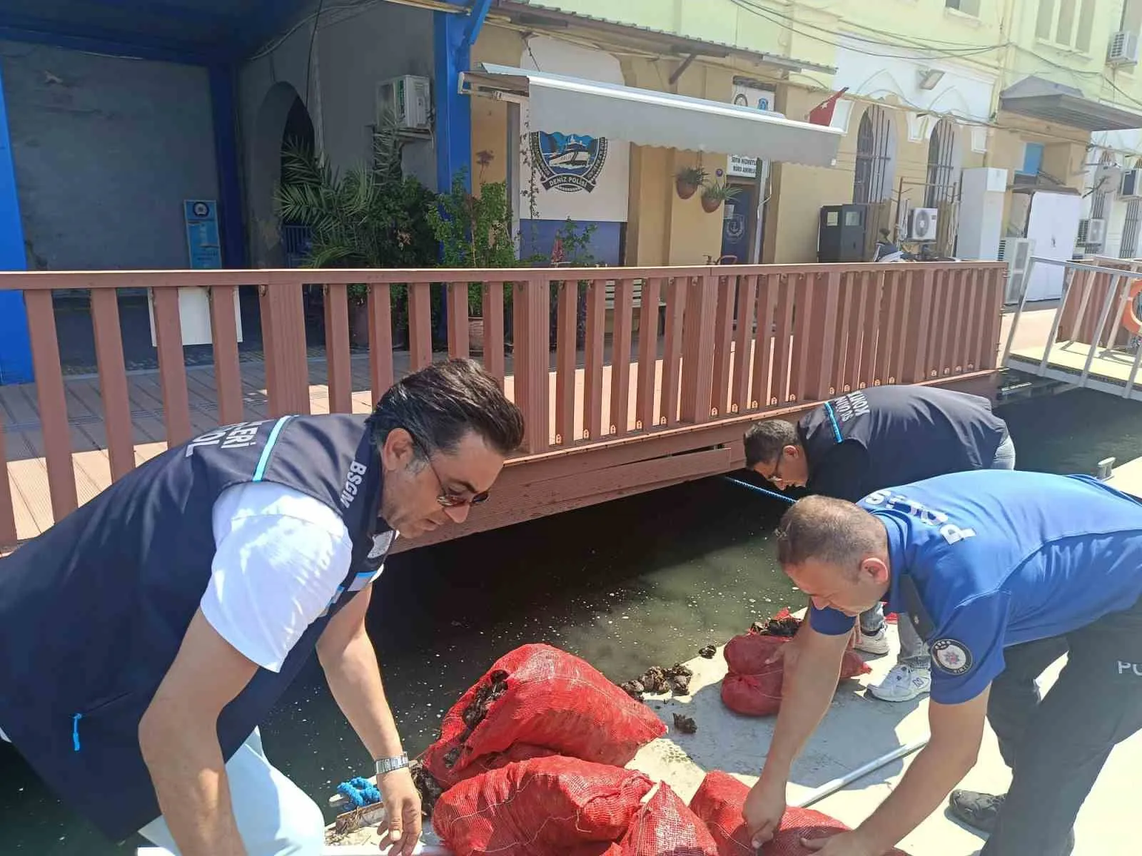 İnciraltı açıklarında kaçak avcılık operasyonu: Tonlarca midye yeniden sulara bırakıldı
