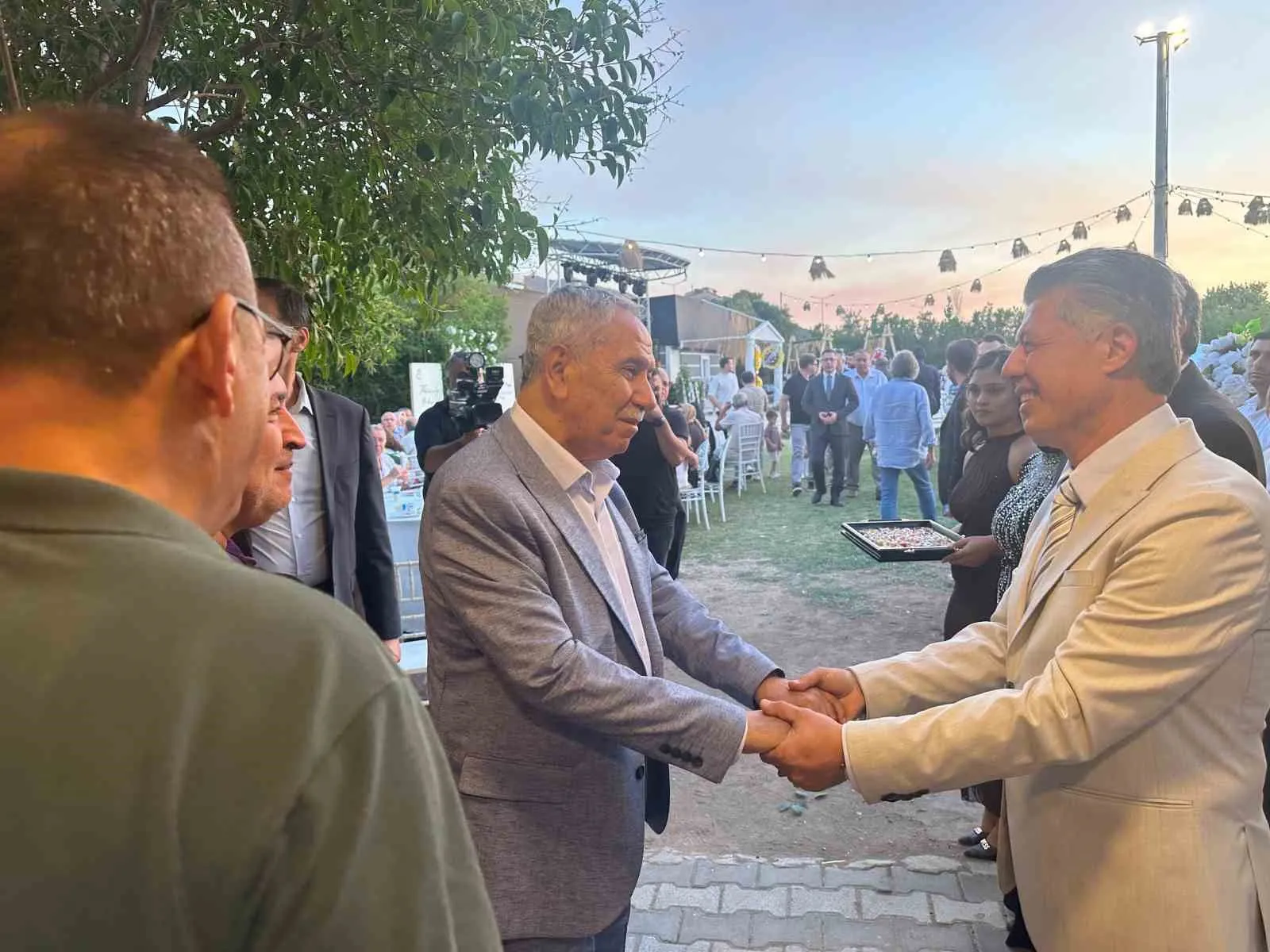 Siyasetin zirvesi Özkan ailesinin düğününde bir araya geldi