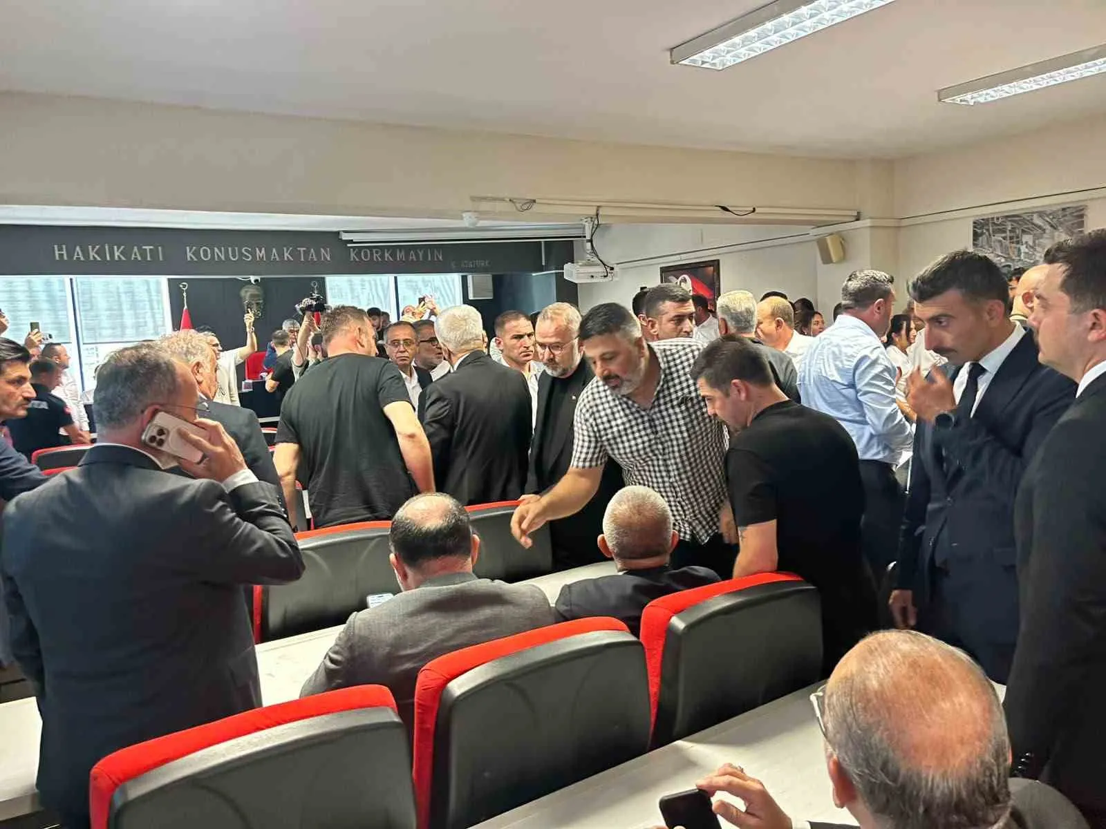 Menderes Belediyesi’nde tansiyon yükseldi: Başkan vekilliği seçiminde koltuk Cumhur İttifakı’nın oldu