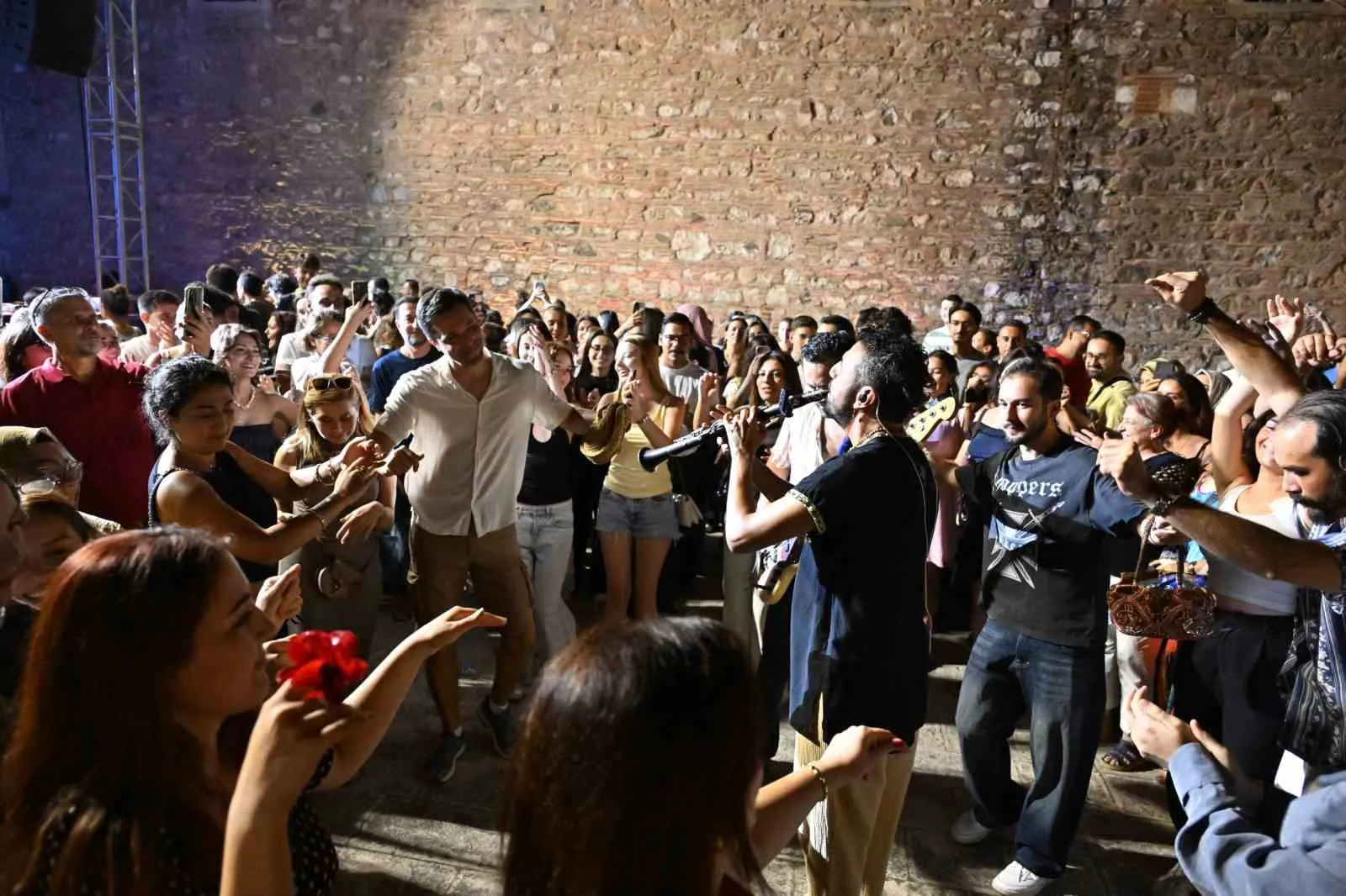 Tarihi Yeni Han’da Akustik Bir Gece: Evrencan Gündüz Manisalılarla Buluştu