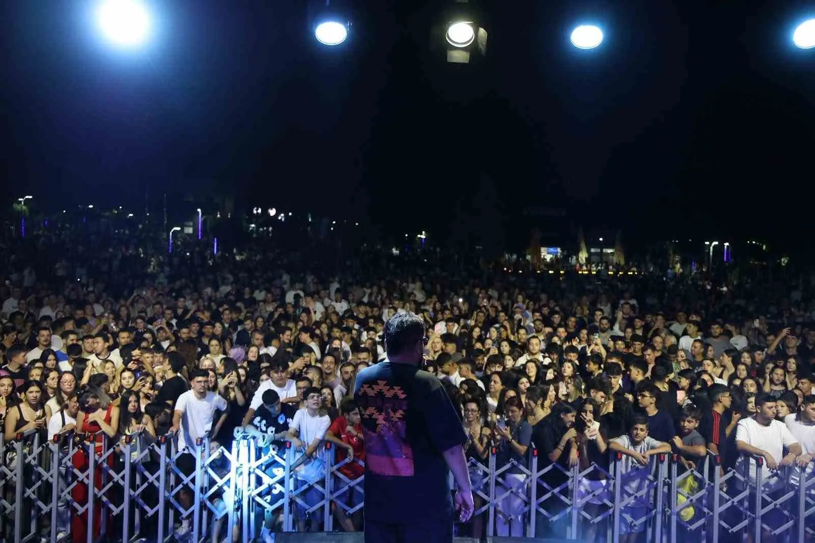 Aydın’da müzik rüzgarı: Eypio hayranlarını coşturdu