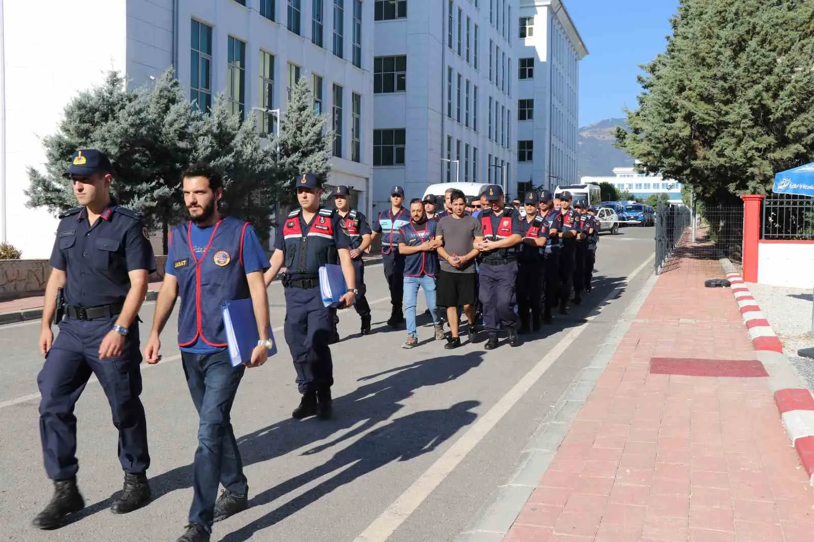 Denizli'de Korku Saçan Çete Operasyonla Çökertildi: 7 Şüpheli Cezaevi Yolunda