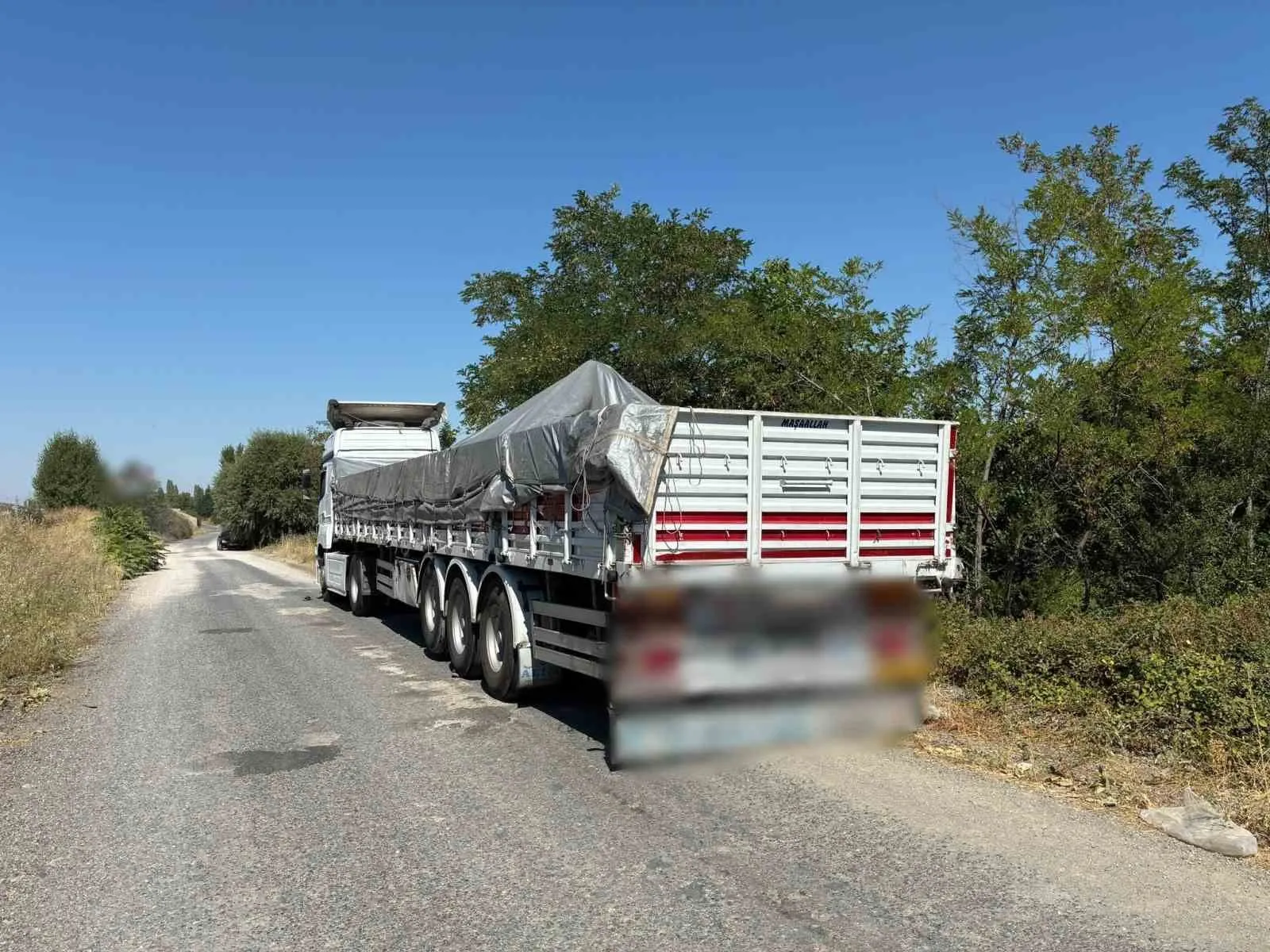 Tır Dorsesinde 14 Kaçak Yakalandı: Eber Yolunda Göçmen Operasyonu